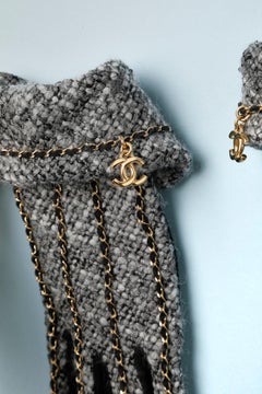Grey tweed and black suede gloves with gold metal chains Chanel
