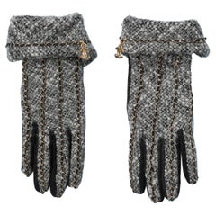 Grey tweed and black suede gloves with gold metal chains Chanel 