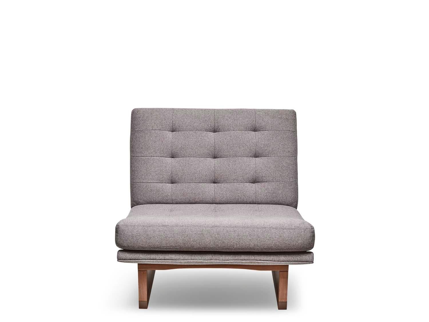 Der Sessel Griffin ist ein breiter, armloser Loungesessel mit Biskuit-Tufting. Der Sockel ist aus massivem amerikanischem Nussbaum oder Weißeiche.

Die Lawson-Fenning-Kollektion wird in Los Angeles, Kalifornien, entworfen und