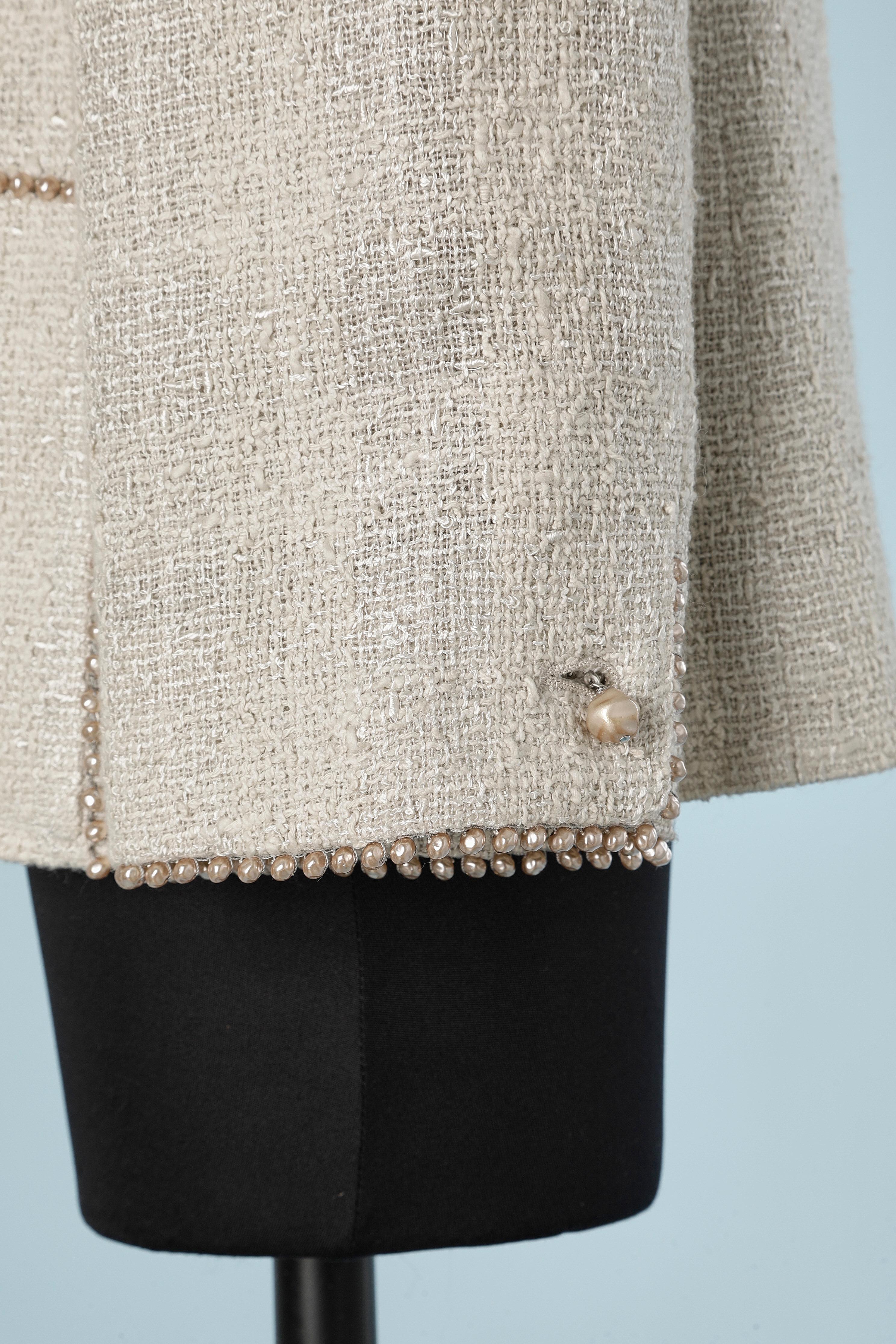 Graue Tweed-Jacke aus grauem Tweed mit Perlmutt-Perlen am Rand von Chanel  im Angebot 1