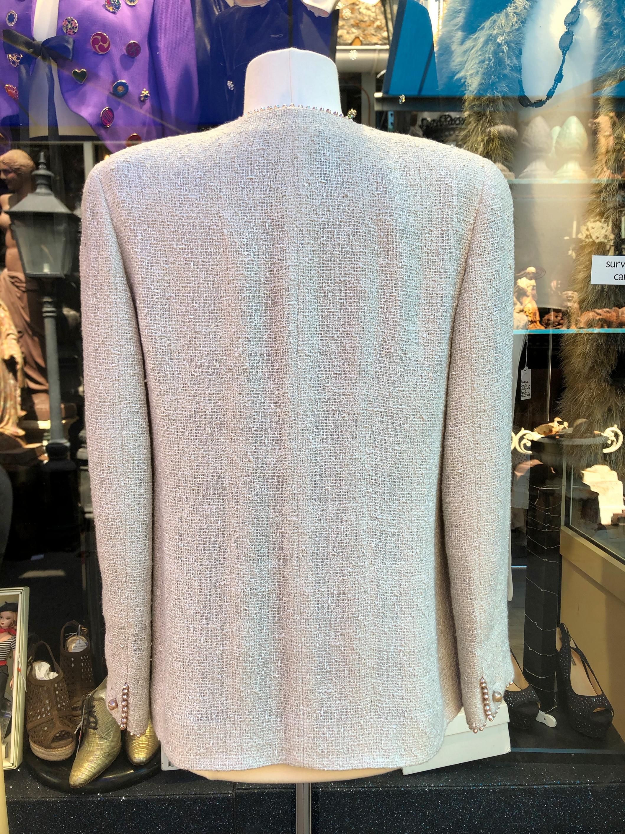 Graue Tweed-Jacke aus grauem Tweed mit Perlmutt-Perlen am Rand von Chanel  im Angebot 3