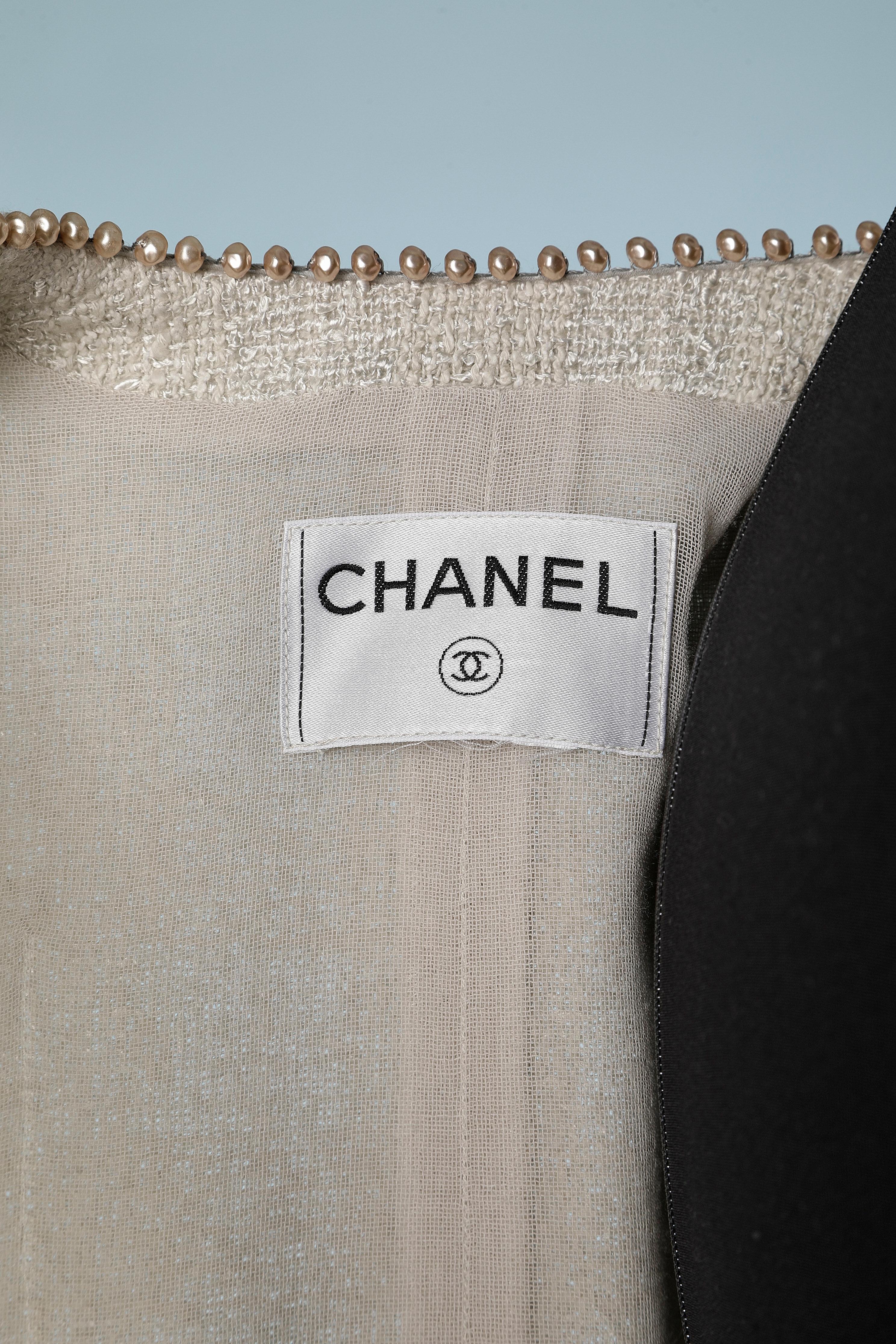Graue Tweed-Jacke aus grauem Tweed mit Perlmutt-Perlen am Rand von Chanel  im Angebot 4