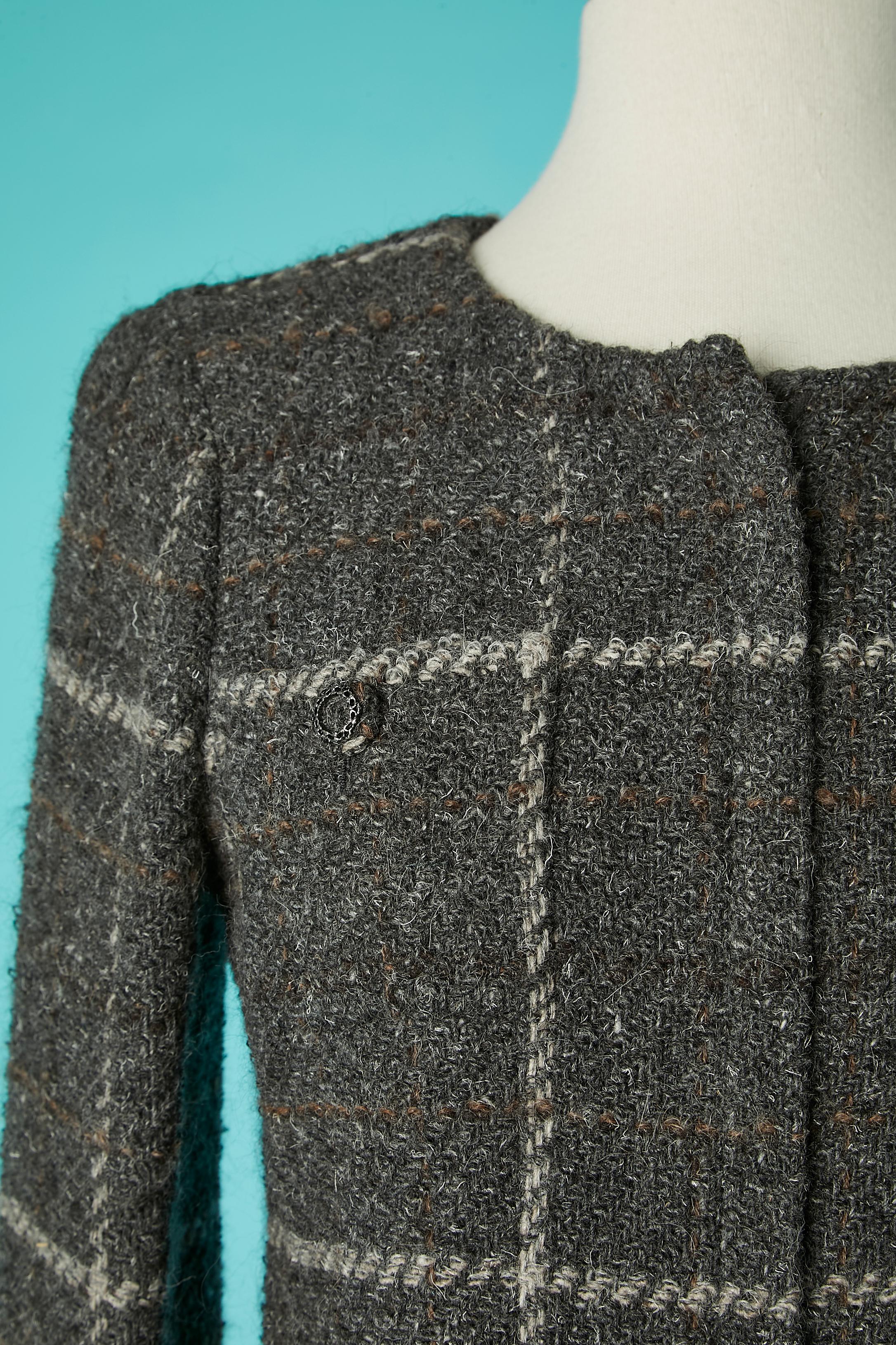 Grey tweed jacket with zip in the middle front. Tweed fabric composition: 60% wool, 23% alpaca, 16% nylon, 1% elasthane. Shoulder pad. Silk branded lining. 
SIZE: 36 ( Fr) 6 (Us) 