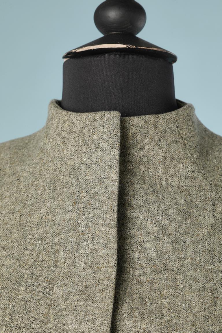 Grey tweed skirt suit with raglan sleeves. invisible buttons and buttonhole. Shoulder pad. One snap on the waist in the middle front. Grey satin lining. Numbered : 8HG8510192560
SIZE 36 (S) 