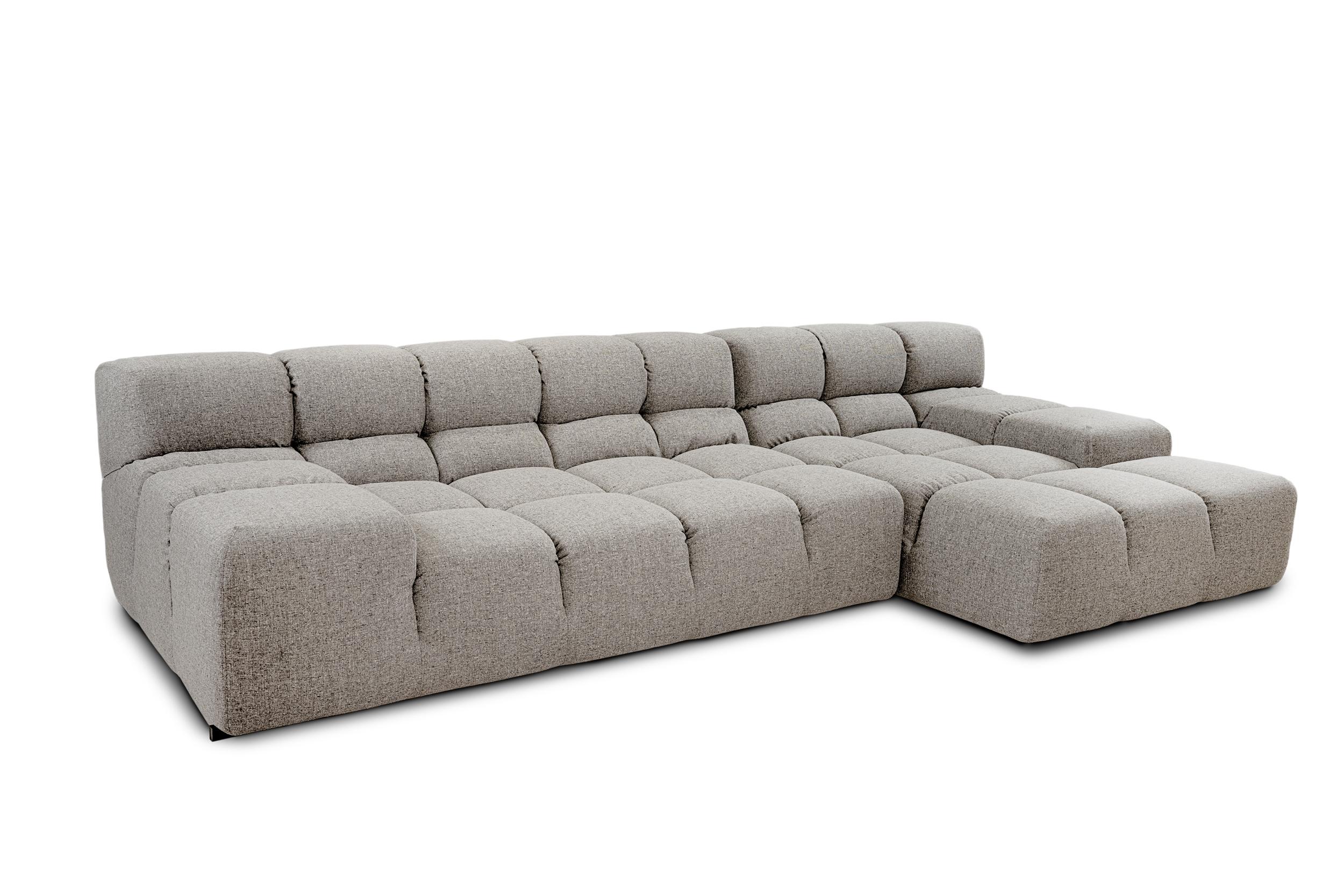 Die von Patricia Urquiola entworfene Sofaserie Tufty-Time ist einer der konsolidiertesten Erfolge von B&B Italia, die auf die Themen Modularität, Komfort und Bequemlichkeit mit abnehmbaren Bezügen wirkungsvolle Antworten gefunden hat. Das modulare