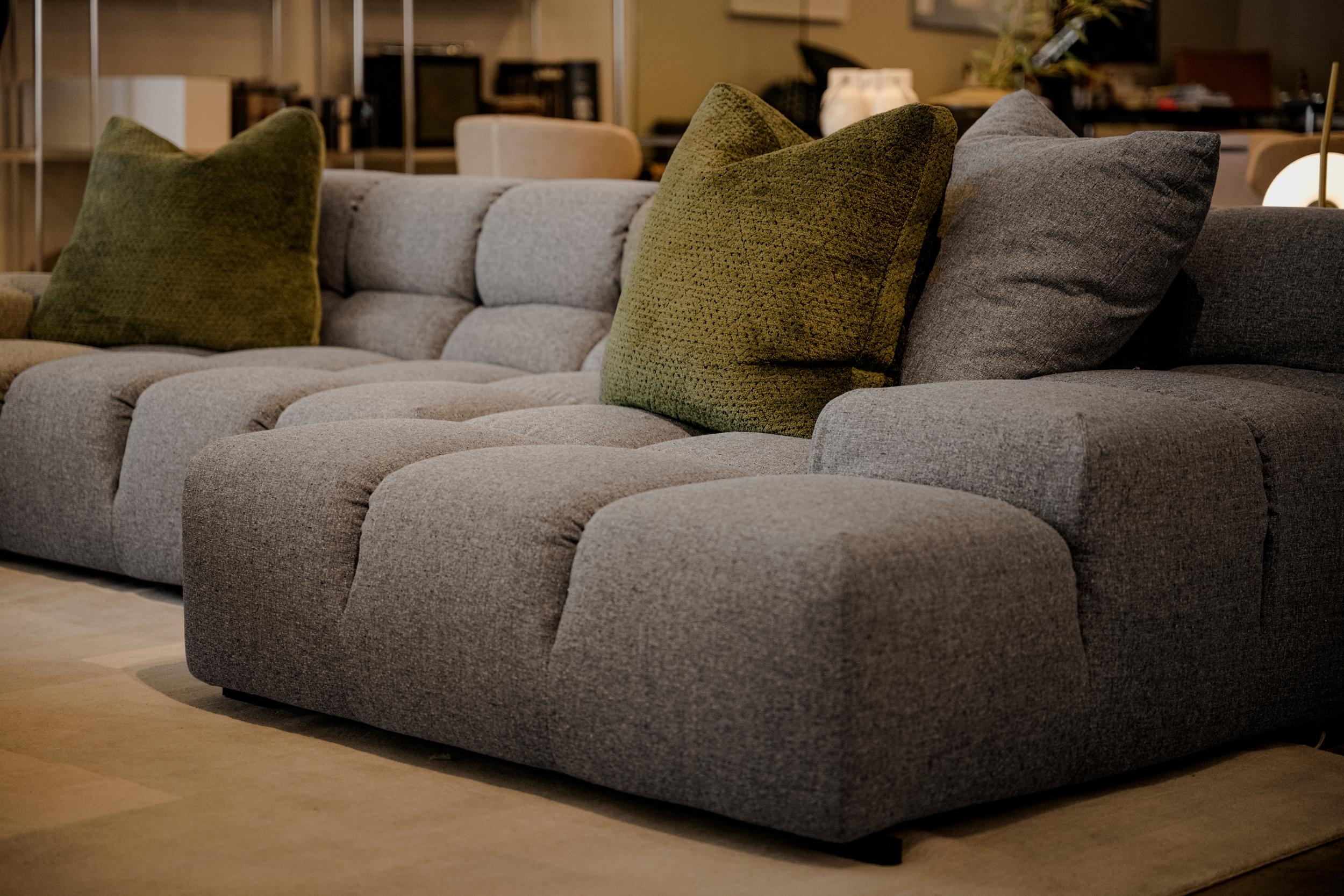 Graues gepolstertes Tufty-Time Right Sectional Sofa von B&B Italia, Grau, jetzt erhältlich im Zustand „Hervorragend“ im Angebot in Tulsa, OK
