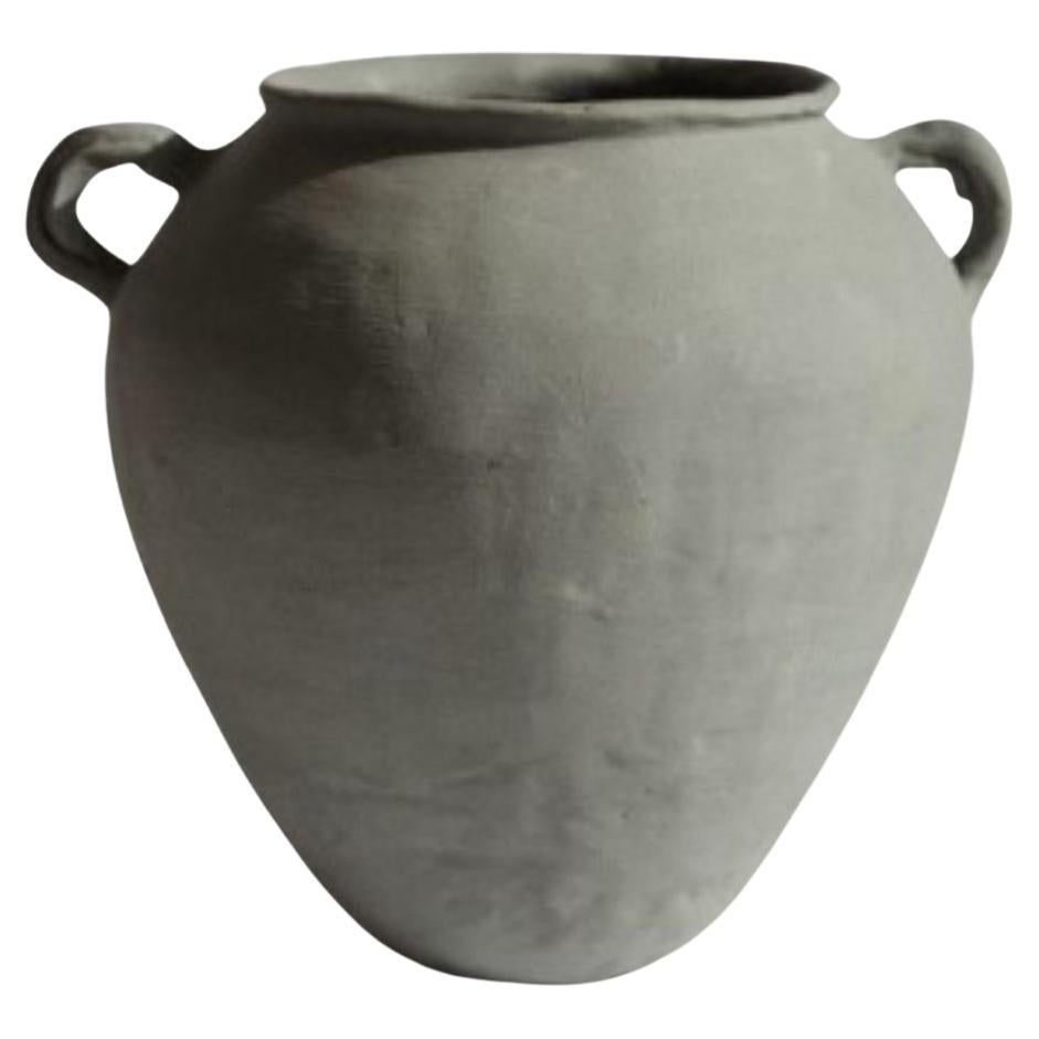 Graue Vase von Marta Bonilla im Angebot