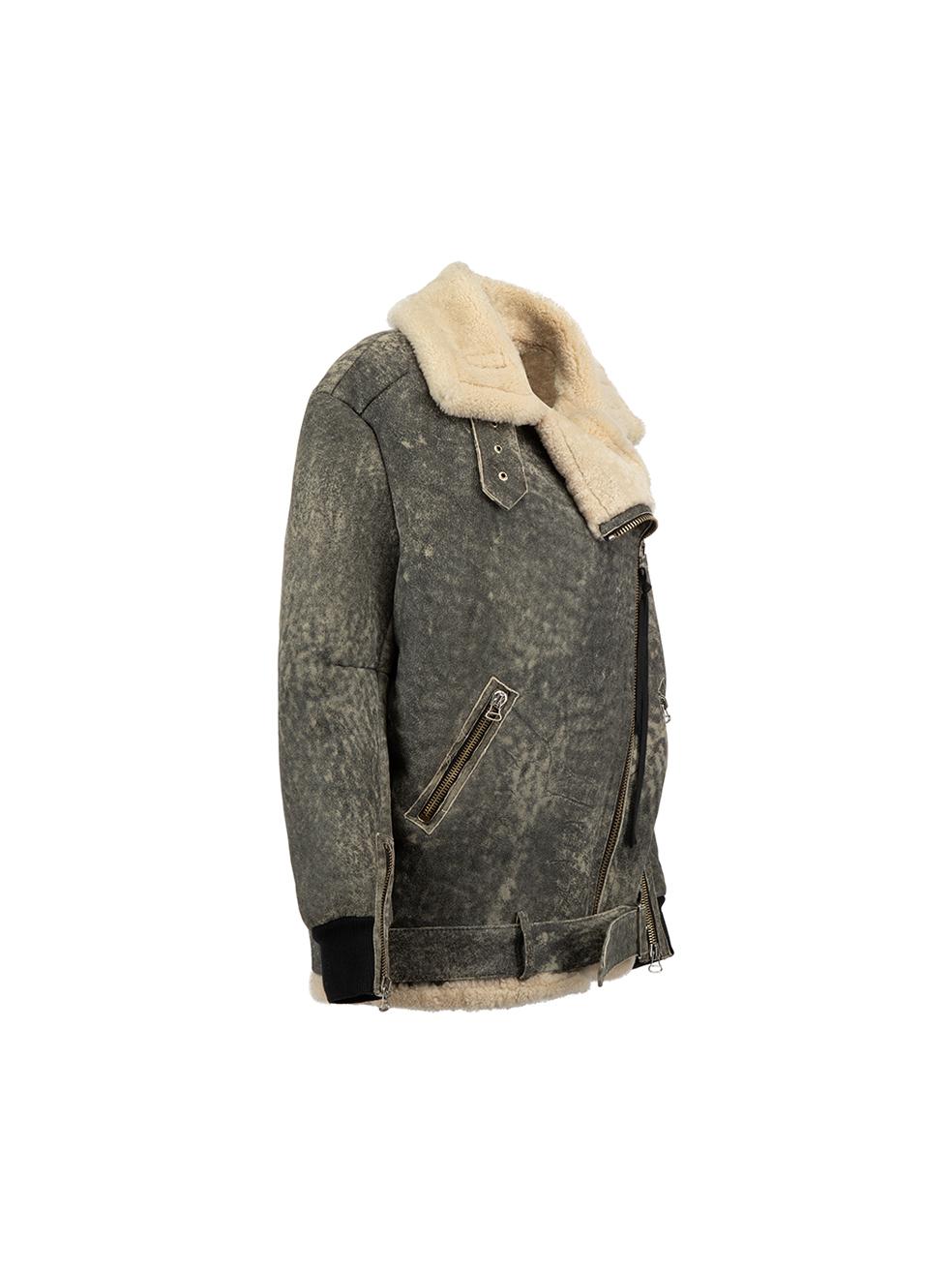 CONDITION is Very good. Minimal wear to jacket is evident. Minimal wear to shealing however some loose thread ends around hardware of this used Acne Studios designer resale item. 



Details


Grey

Shearling

Oversized biker jacket

Front