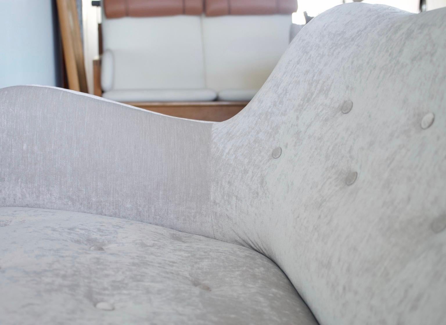 Grey Velvet Button Tufted Sofa by Levy Carlson’s Mobelafarr For Sale 5