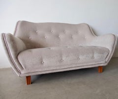 Divano con bottoni in velluto grigio di Levi's Mobelafarr