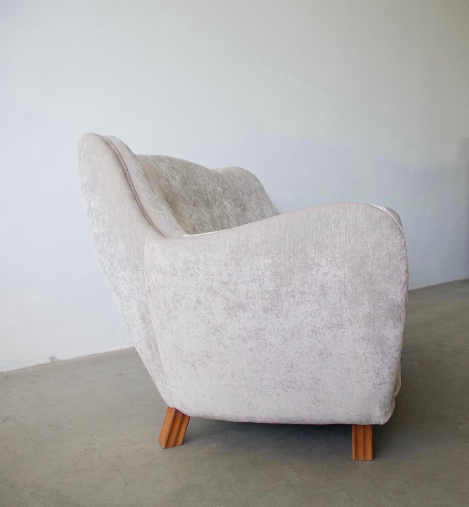 Grey Velvet Button Tufted Sofa by Levy Carlson’s Mobelafarr In Good Condition For Sale In Madrid, ES