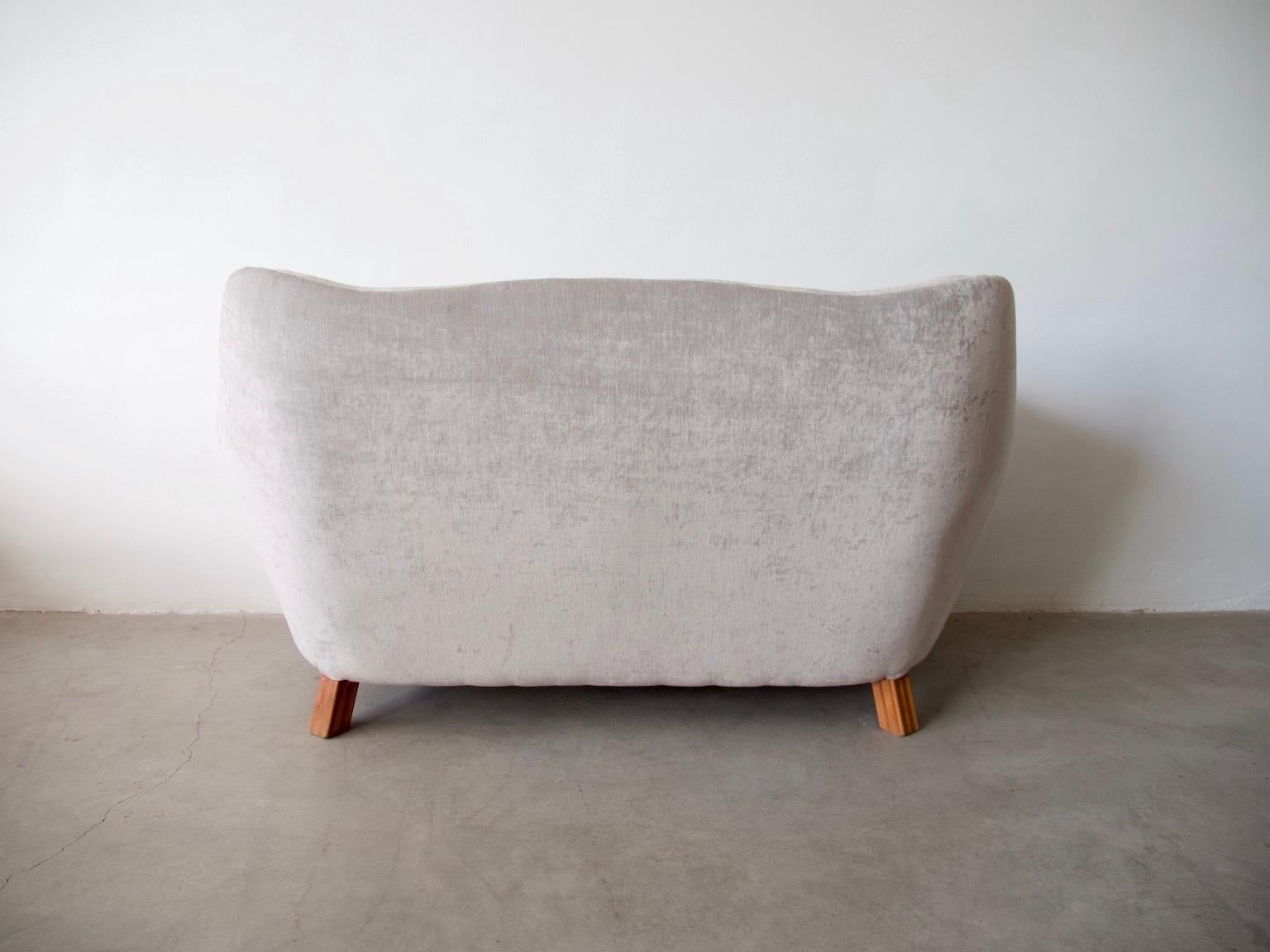 Grey Velvet Button Tufted Sofa by Levy Carlson’s Mobelafarr For Sale 1