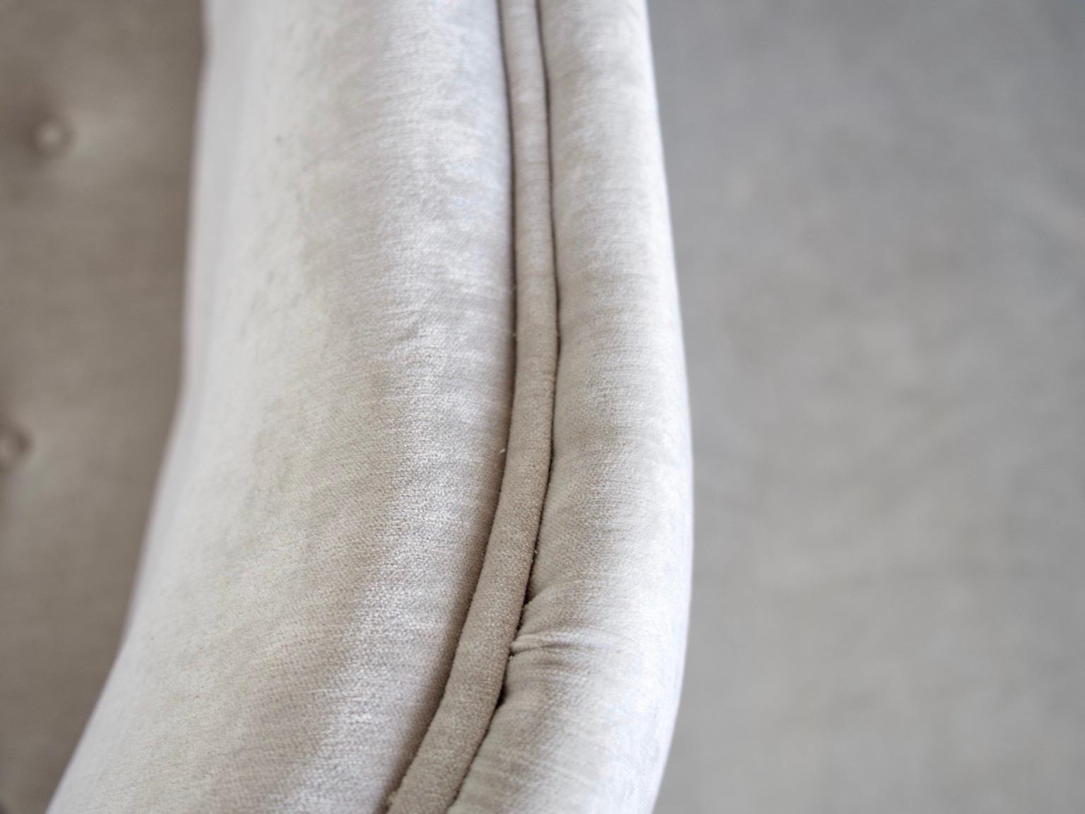 Grey Velvet Button Tufted Sofa by Levy Carlson’s Mobelafarr For Sale 2