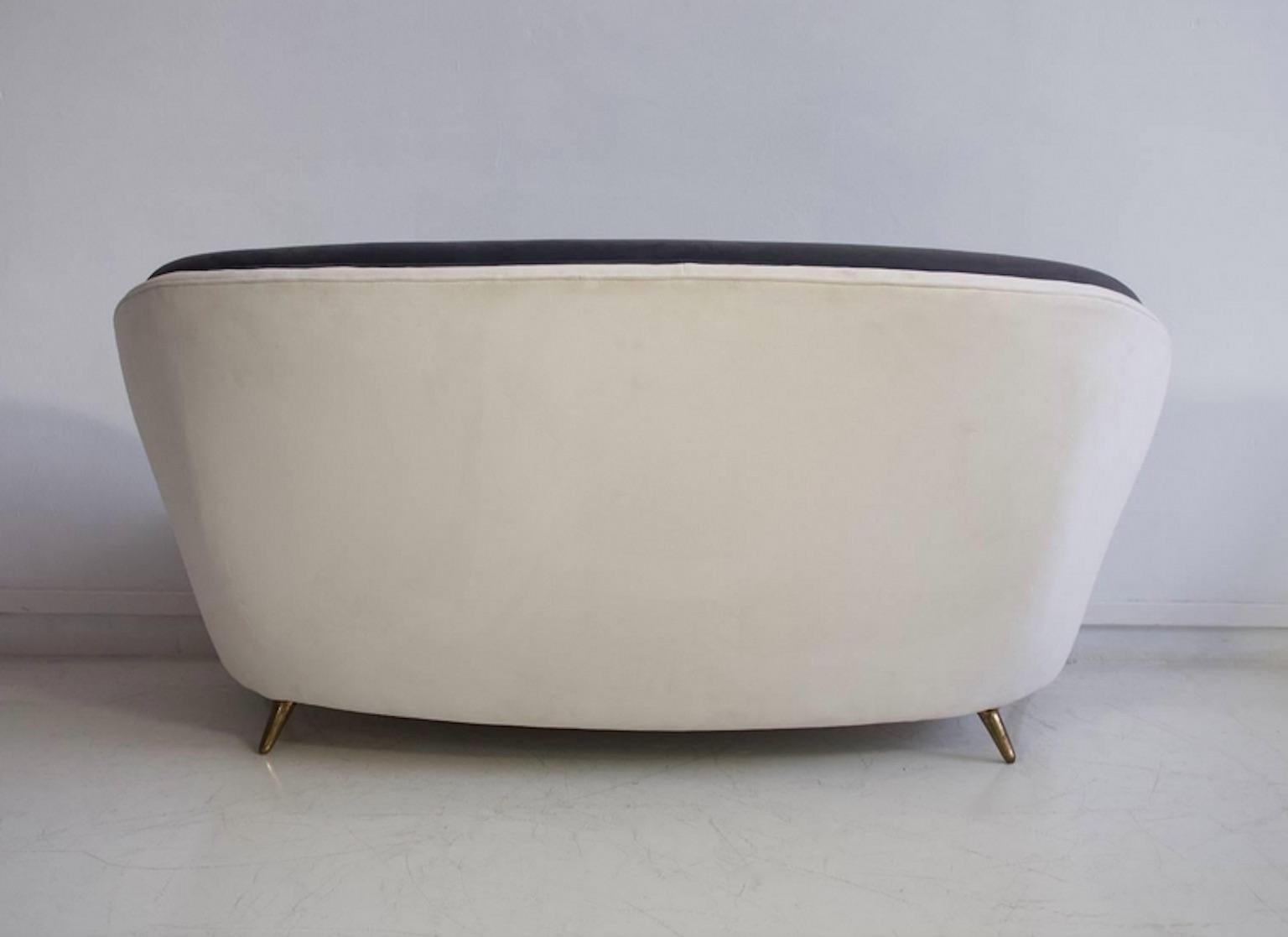 20th Century Grey Velvet Sofa by Guglielmo Veronesi for ISA, circa 1950 For Sale
