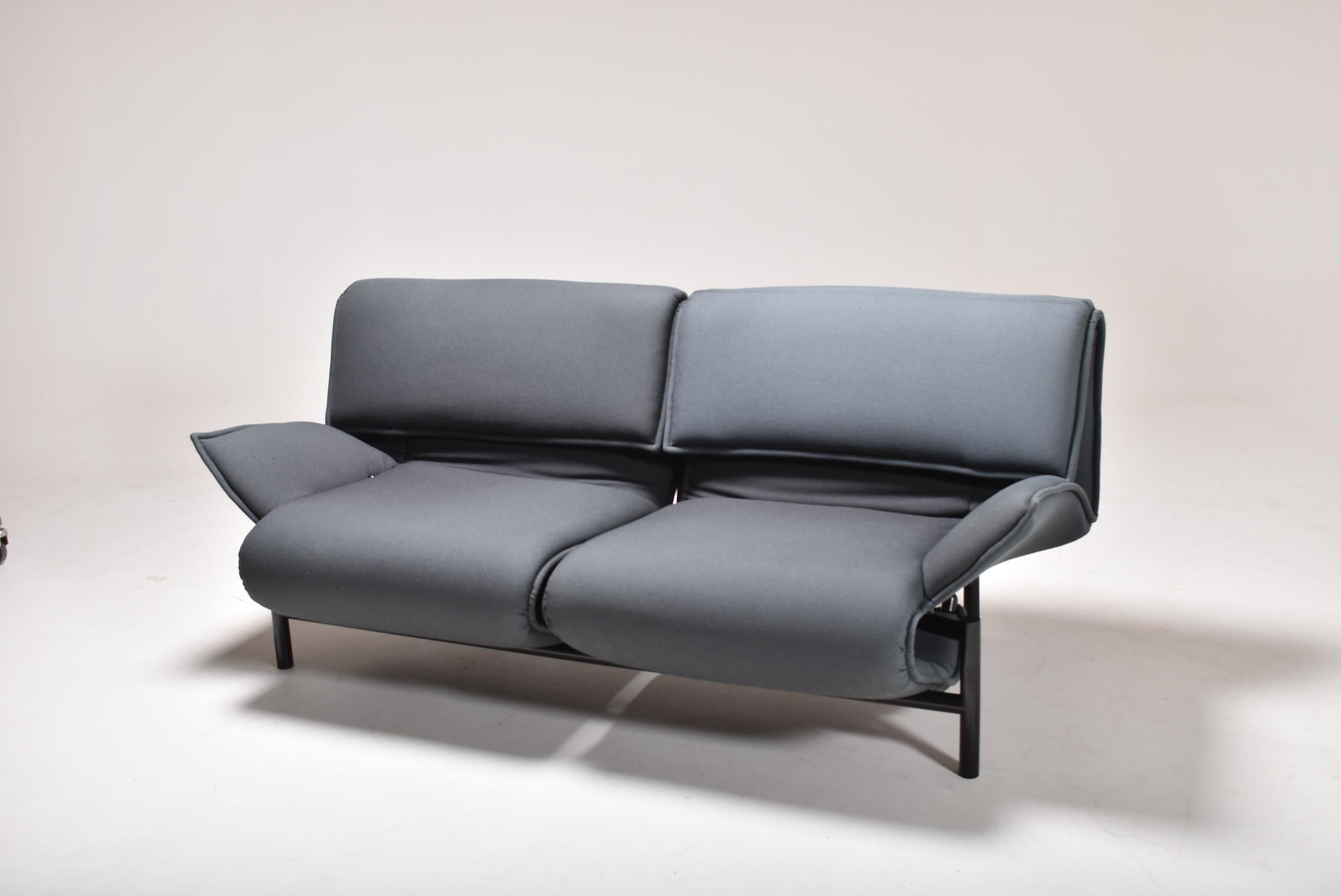 The Cassina Veranda sofa is a luxurious adjustable sofa.
The backrests can be folded up and adjusted backwards, the footrests can be extended.
Both seats can be adjusted separately.
Masterpiece of the eighties.