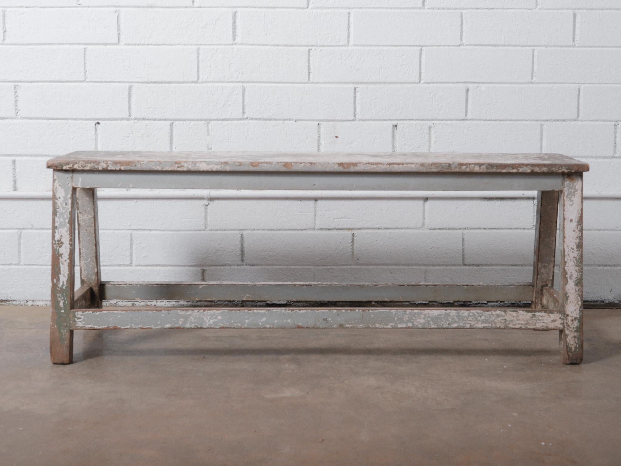 Grau Vintage Distressed Lackierte Holzbank (20. Jahrhundert) im Angebot