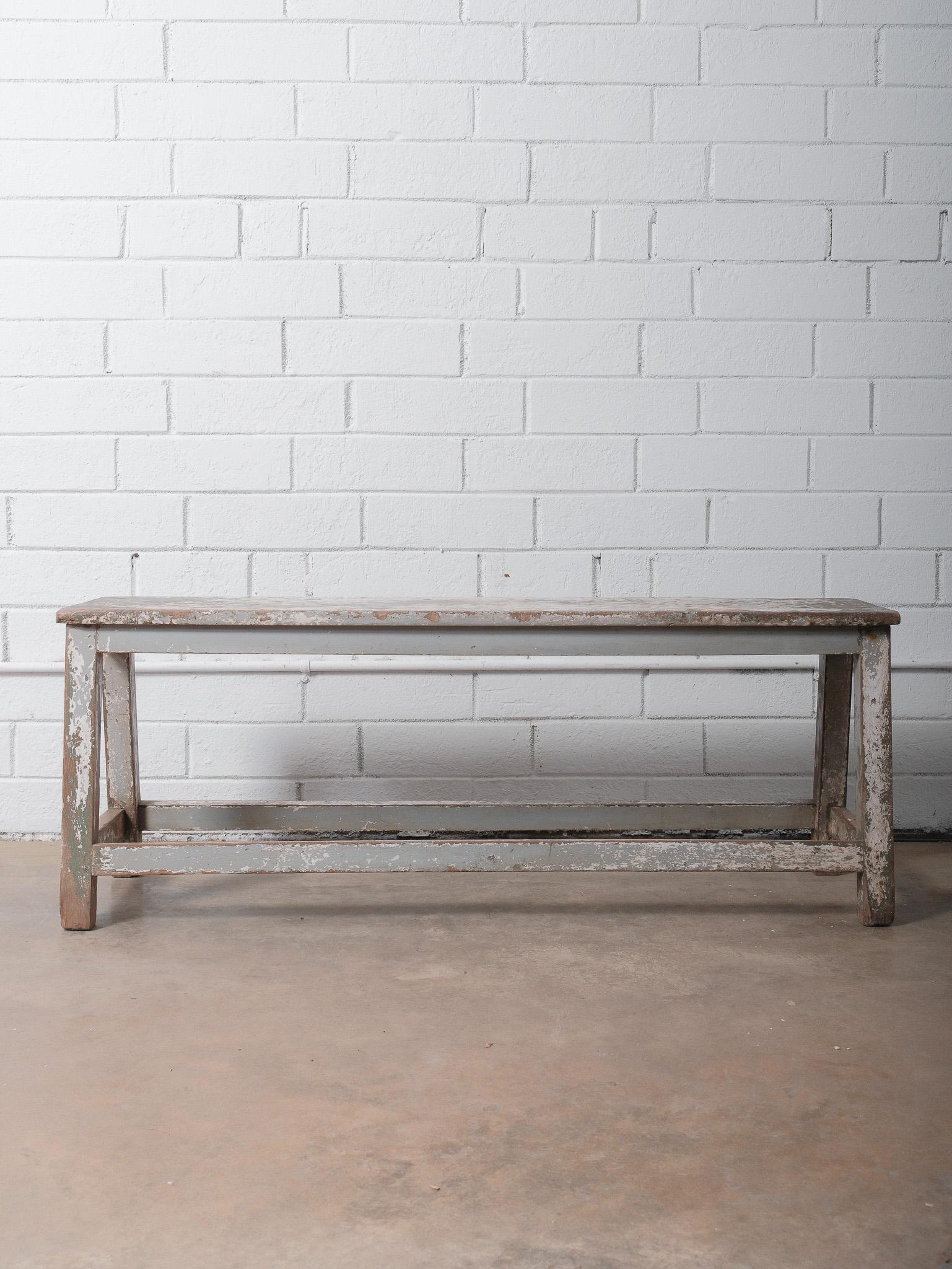 Grau Vintage Distressed Lackierte Holzbank im Angebot 1