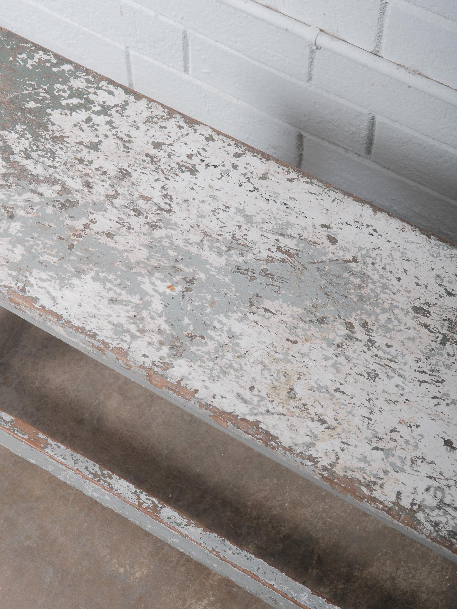 Grau Vintage Distressed Lackierte Holzbank im Angebot 2