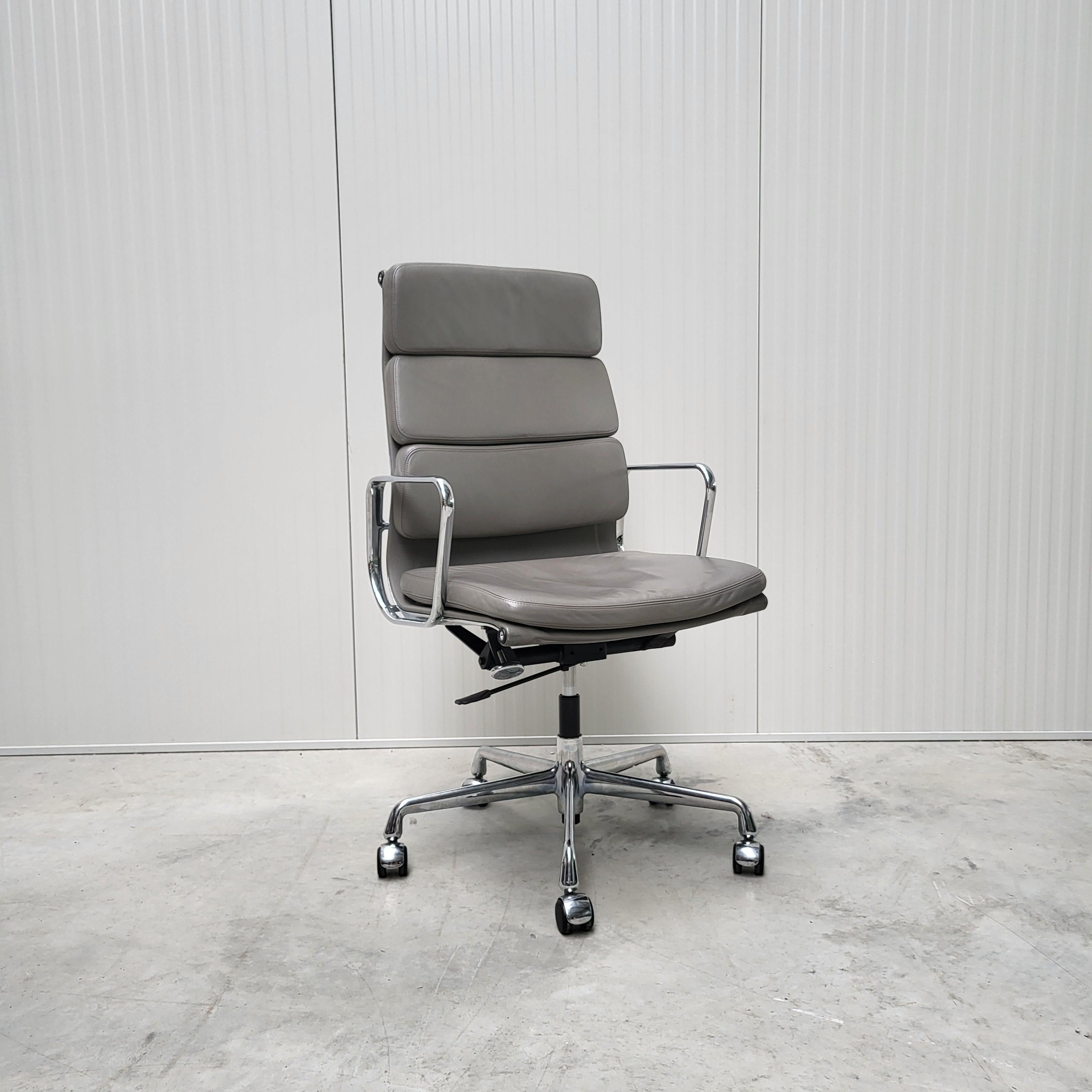 Very nice soft pad office chair model EA219 produced by Vitra. 
The chair features a chromed aluminium frame and was made in 2003.

The chair is height adjustable and has a tilt mechanism both of which are working very smoothly.

It has a wonderful
