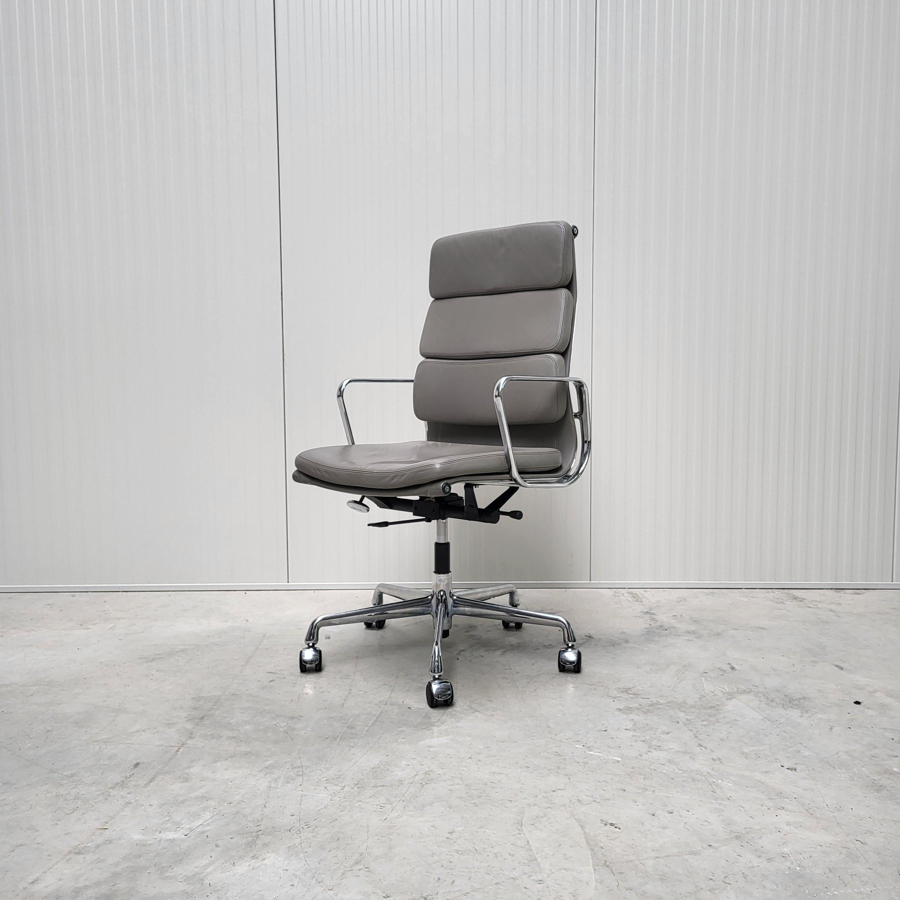 German Grey Vitra EA219 Soft Pad Office Chair by Charles Eames, 2003 For Sale