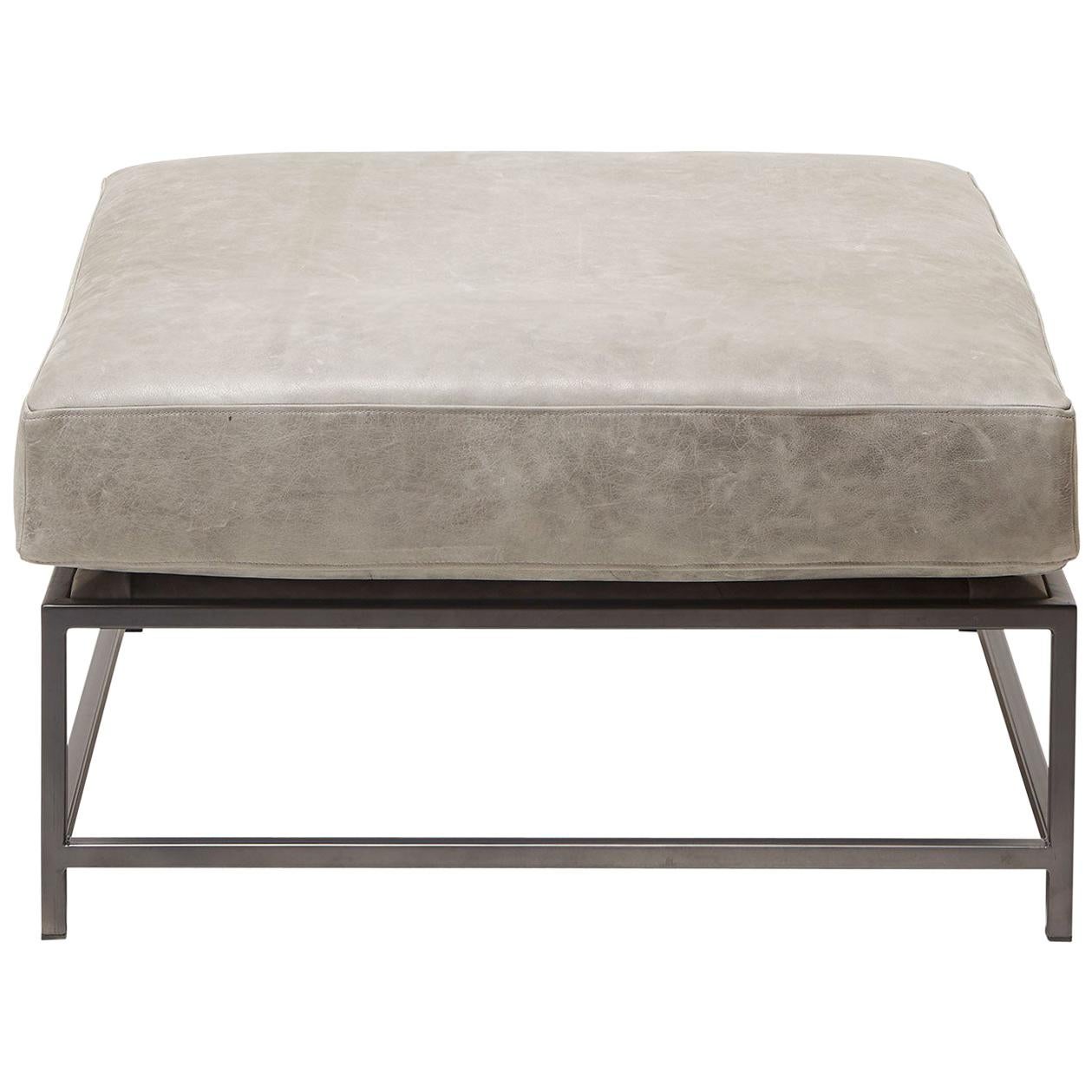 Otomana de Piel Encerada Gris con Estructura de Polvo de Carbón