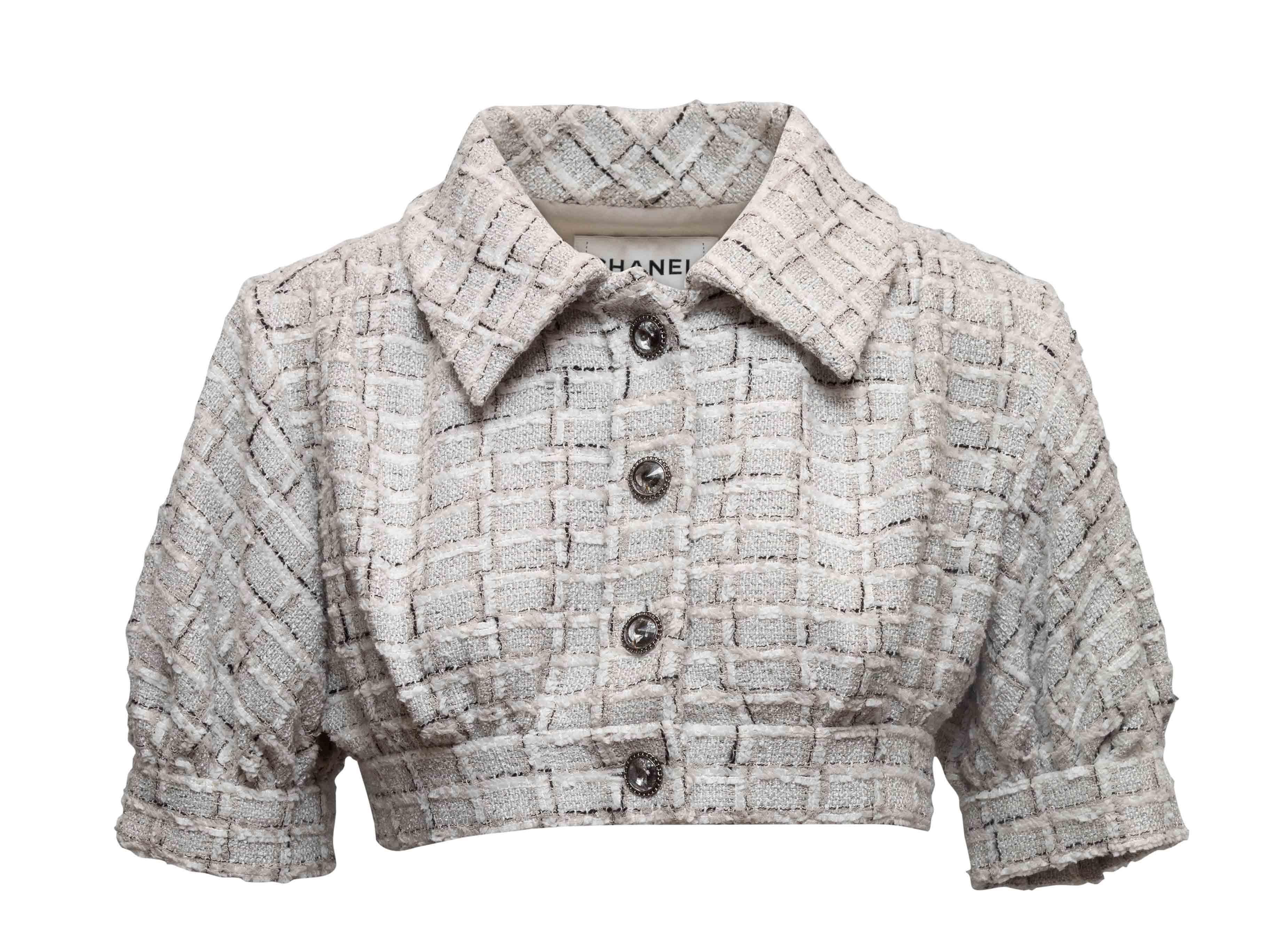 Graue und weiße Tweedjacke von Chanel. Spitz zulaufender Kragen. Kurze Ärmel. Vordere Knopfverschlüsse. 38