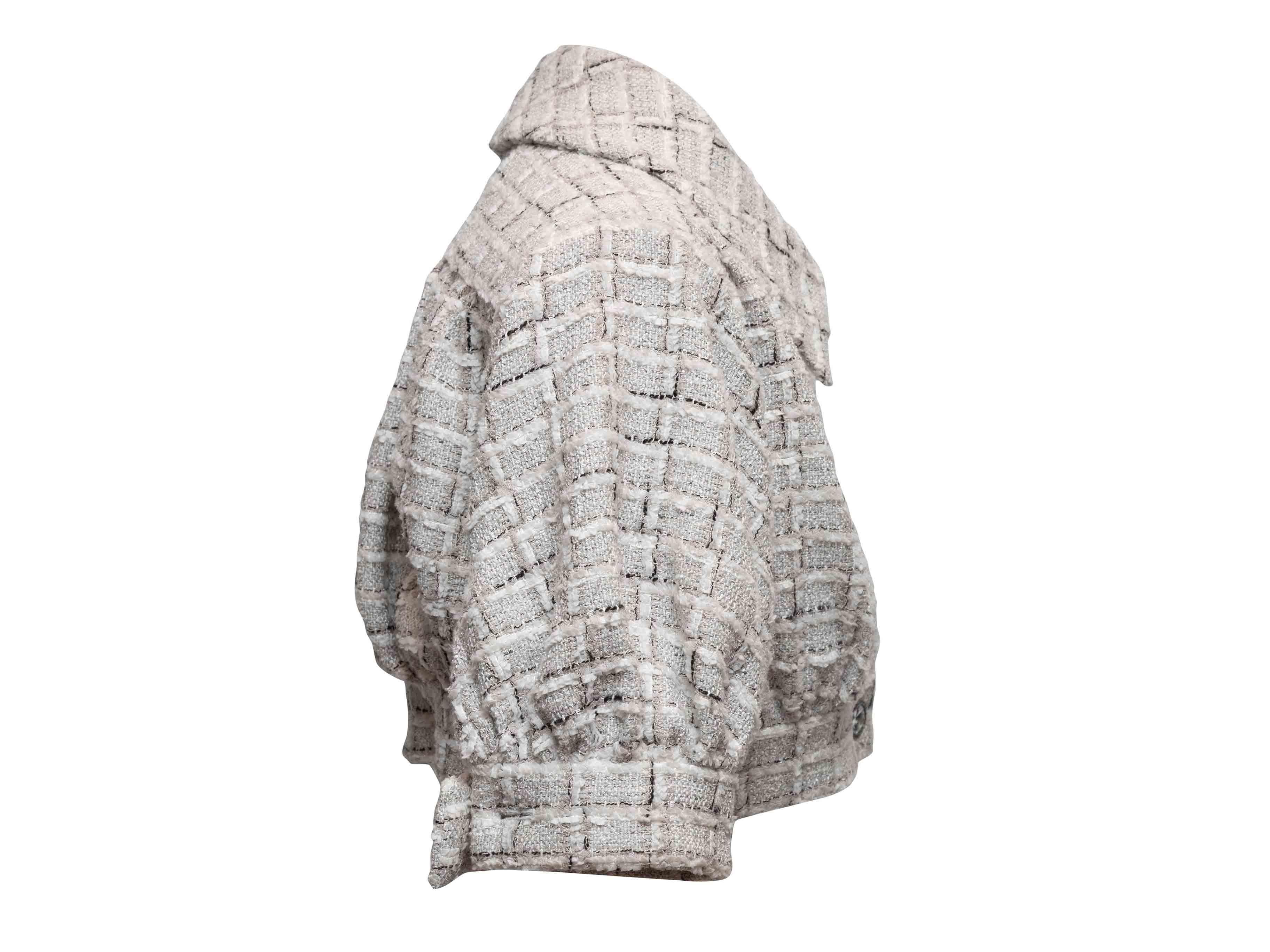 Grau & Weiß Chanel Cropped Kurzarm Tweed Jacke Größe FR 38 im Zustand „Gut“ im Angebot in New York, NY