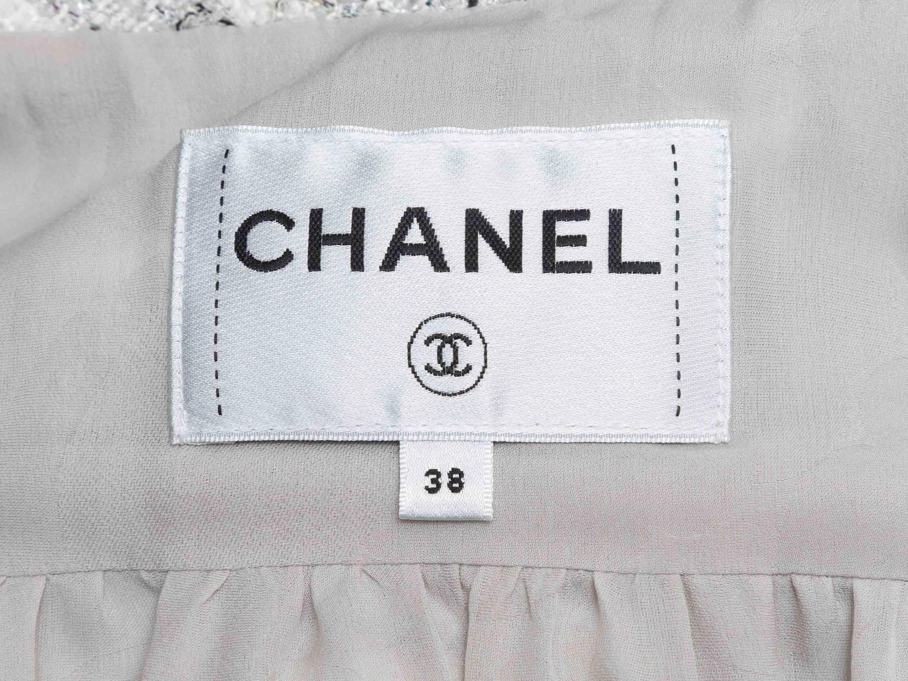 Grau & Weiß Chanel Cropped Kurzarm Tweed Jacke Größe FR 38 im Angebot 1