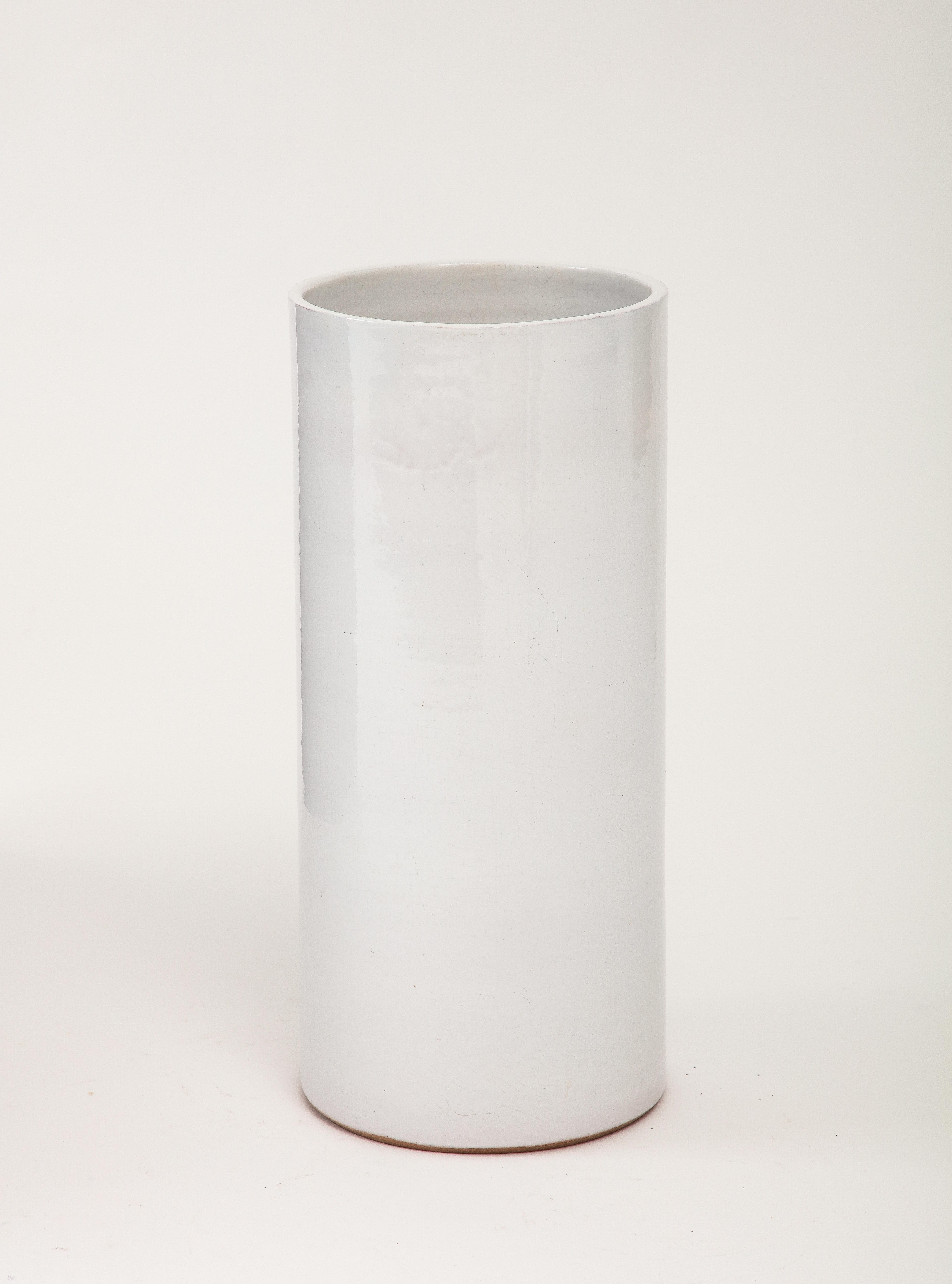 Vase cylindrique à glaçure craquelée gris-blanc, France, C.C.

Vase cylindrique en céramique craquelée blanc cassé - blanc cassé gris