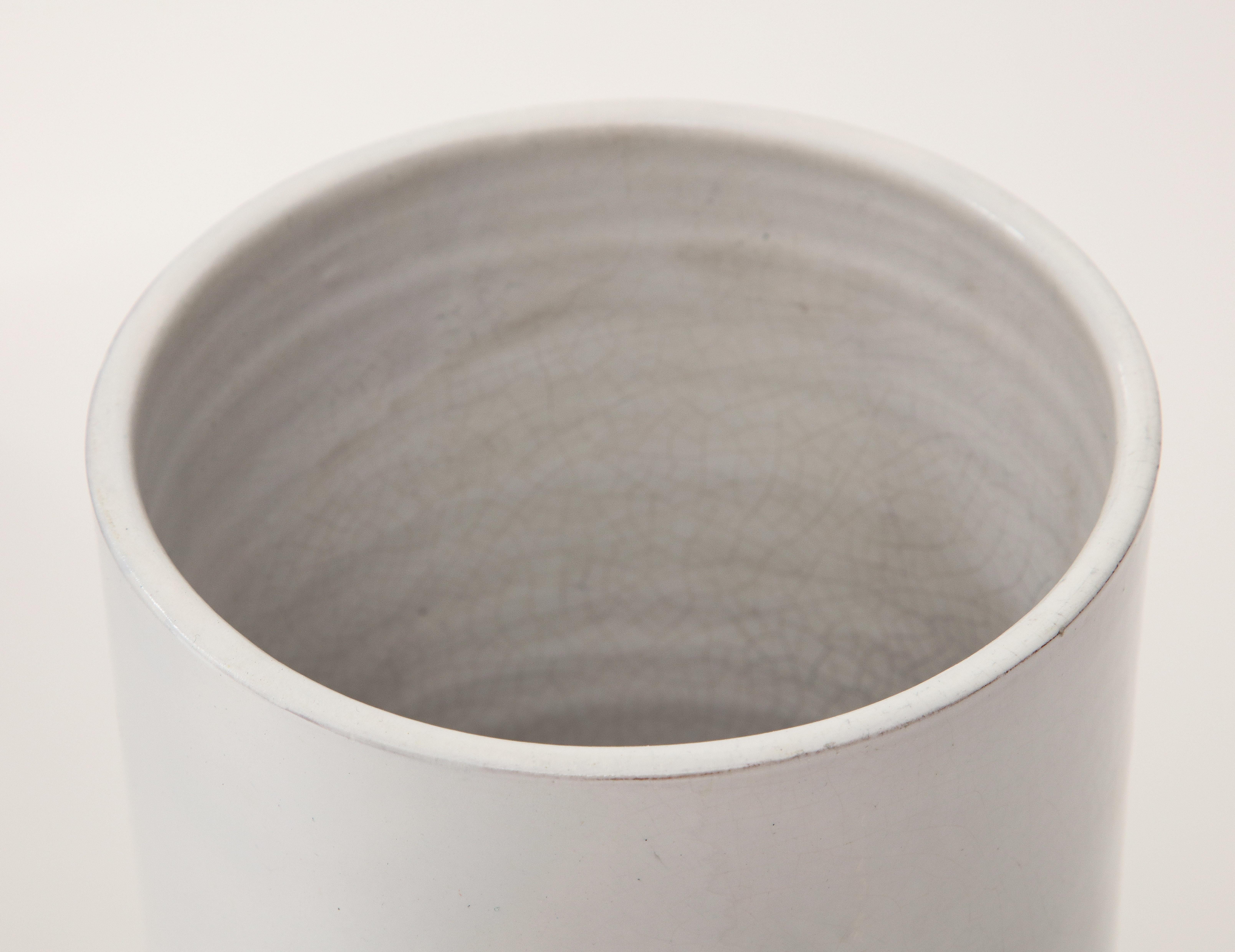Céramique Vase cylindrique à glaçure craquelée gris-blanc, France, C.C. en vente