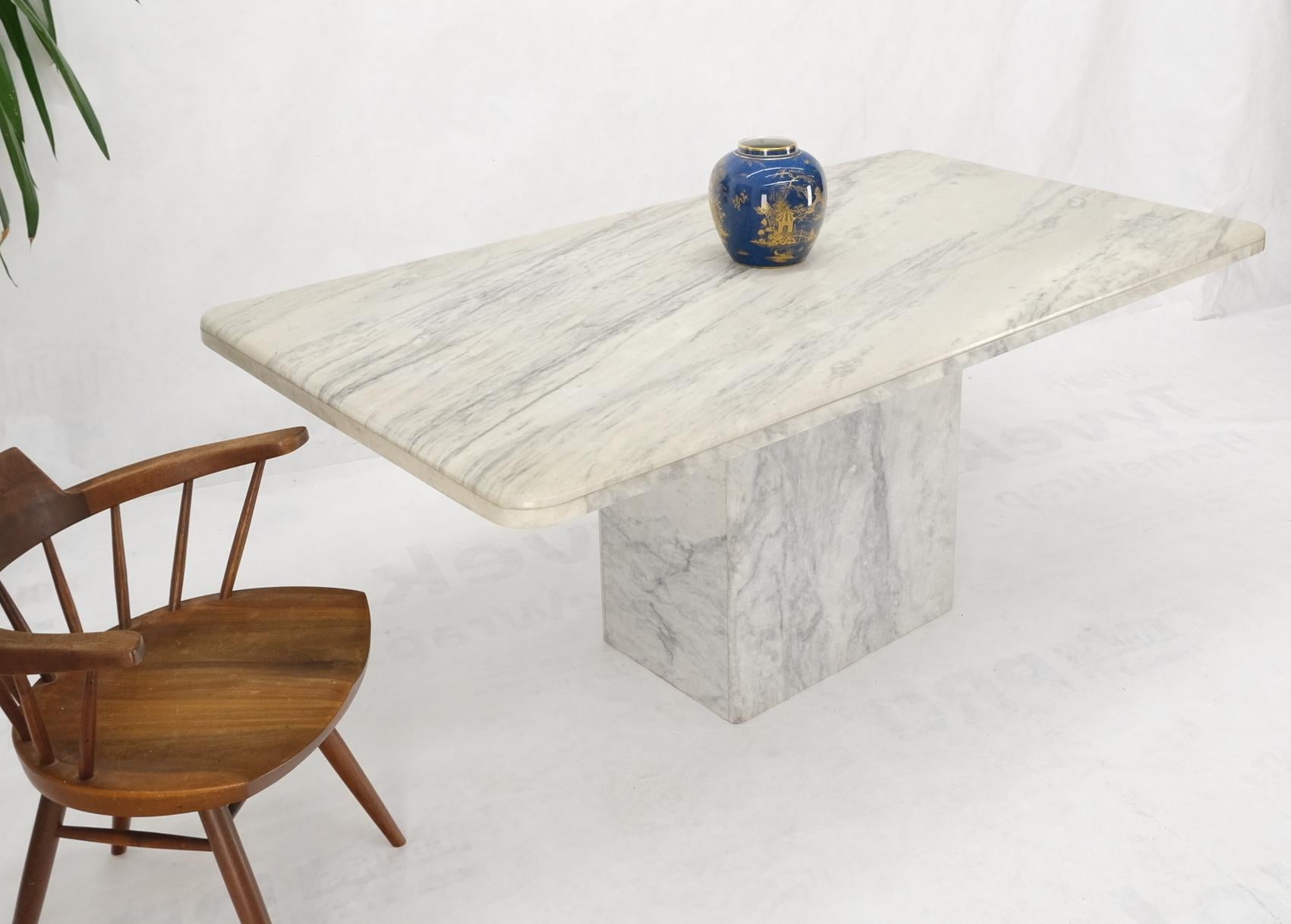 italien Table de conférence pour salle à manger à un seul pied en marbre gris et blanc aux coins arrondis  en vente