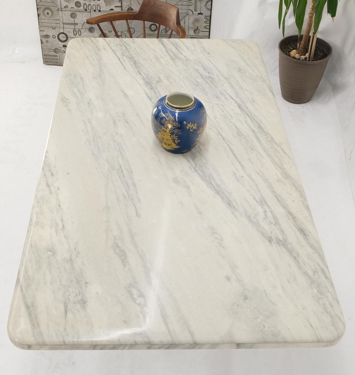 20ième siècle Table de conférence pour salle à manger à un seul pied en marbre gris et blanc aux coins arrondis  en vente