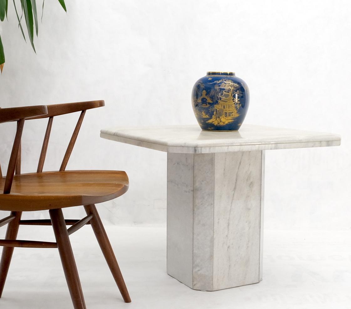 Table d'appoint carrée à un seul pied en marbre de Carrare blanc et gris, de style moderne du milieu du siècle.