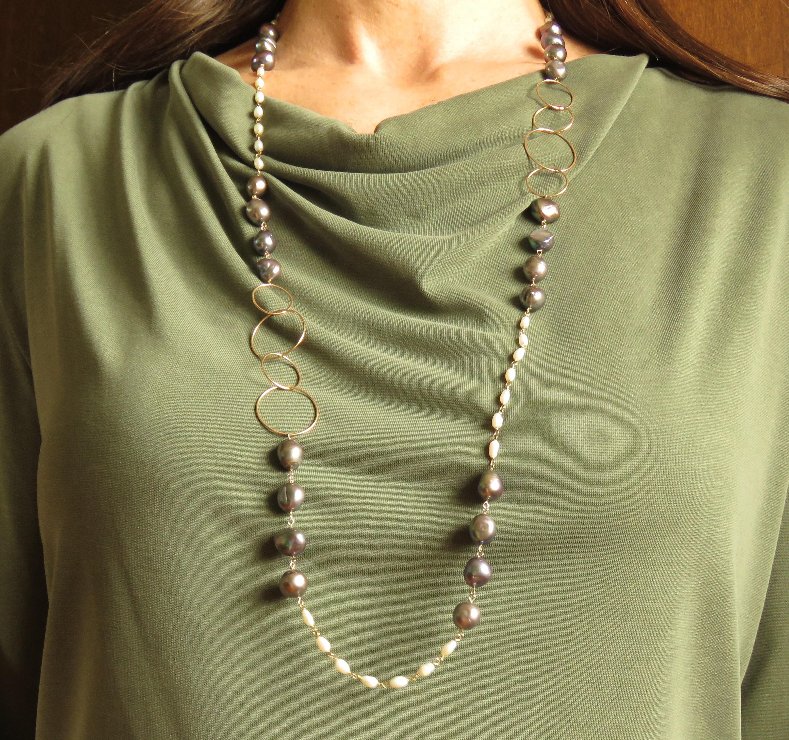 Grey White Pearls 9 Karat Rose Gold Necklace Handcrafted in Italy For Sale 2