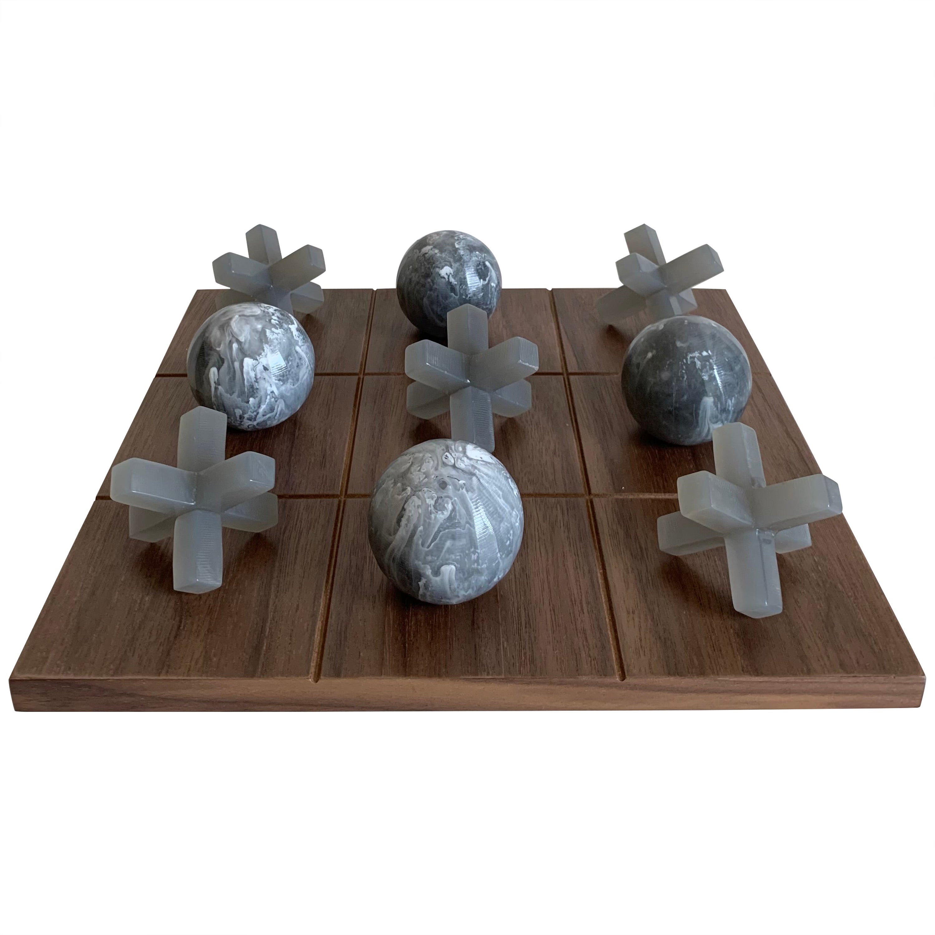 Tic Tac Toe in resina e legno grigio e bianco di Paola Valle