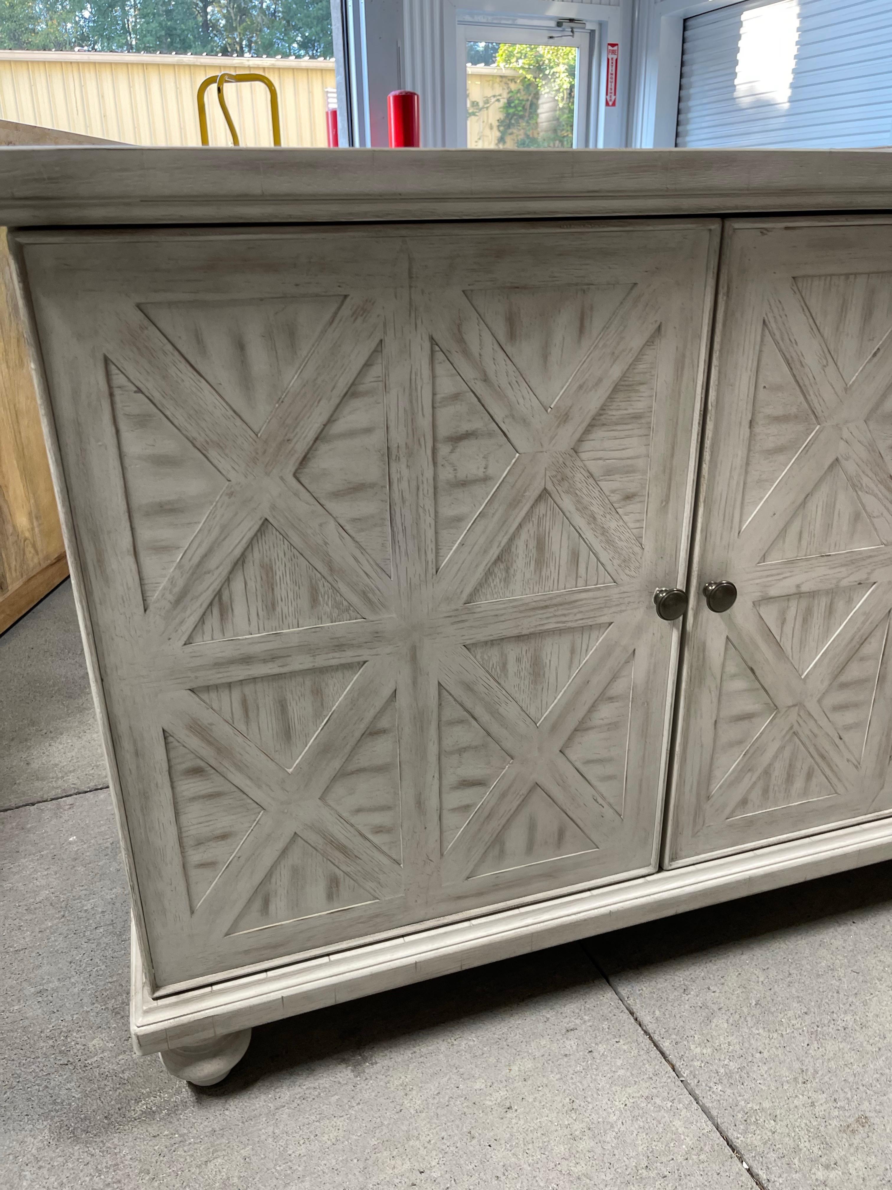 Grau-weiß gewaschene dreitürige Konsole oder Anrichte mit X-Paneelen-Design, 21. Jahrhundert (amerikanisch) im Angebot