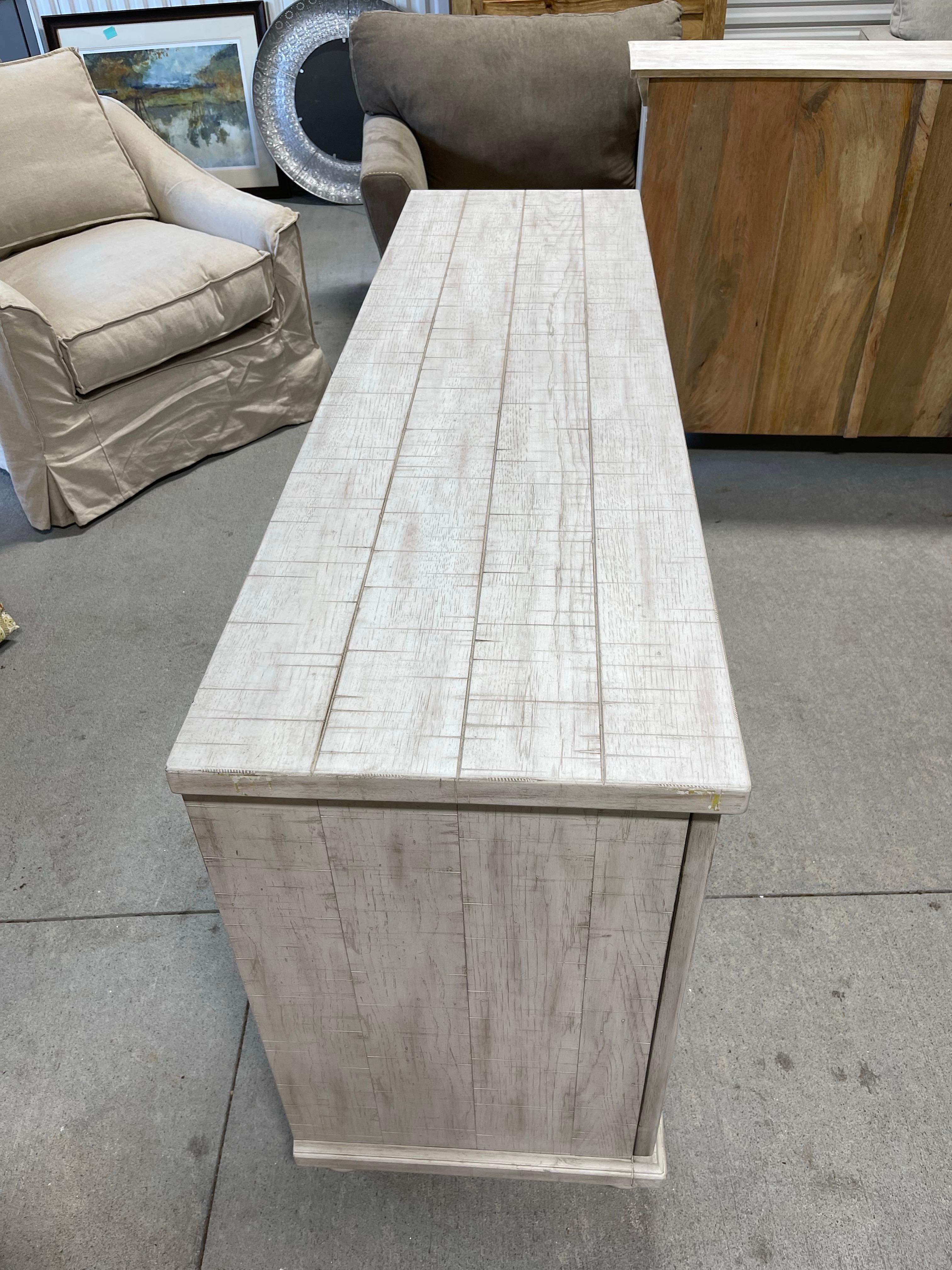 Grau-weiß gewaschene dreitürige Konsole oder Anrichte mit X-Paneelen-Design, 21. Jahrhundert (21. Jahrhundert und zeitgenössisch) im Angebot