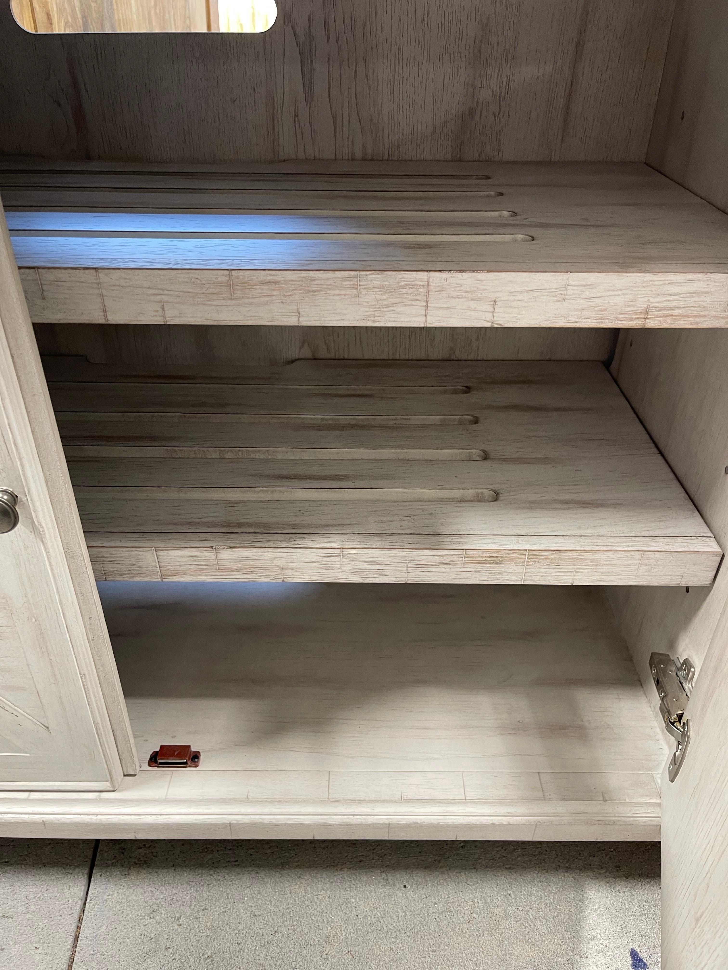 Grau-weiß gewaschene dreitürige Konsole oder Anrichte mit X-Paneelen-Design, 21. Jahrhundert (Holz) im Angebot