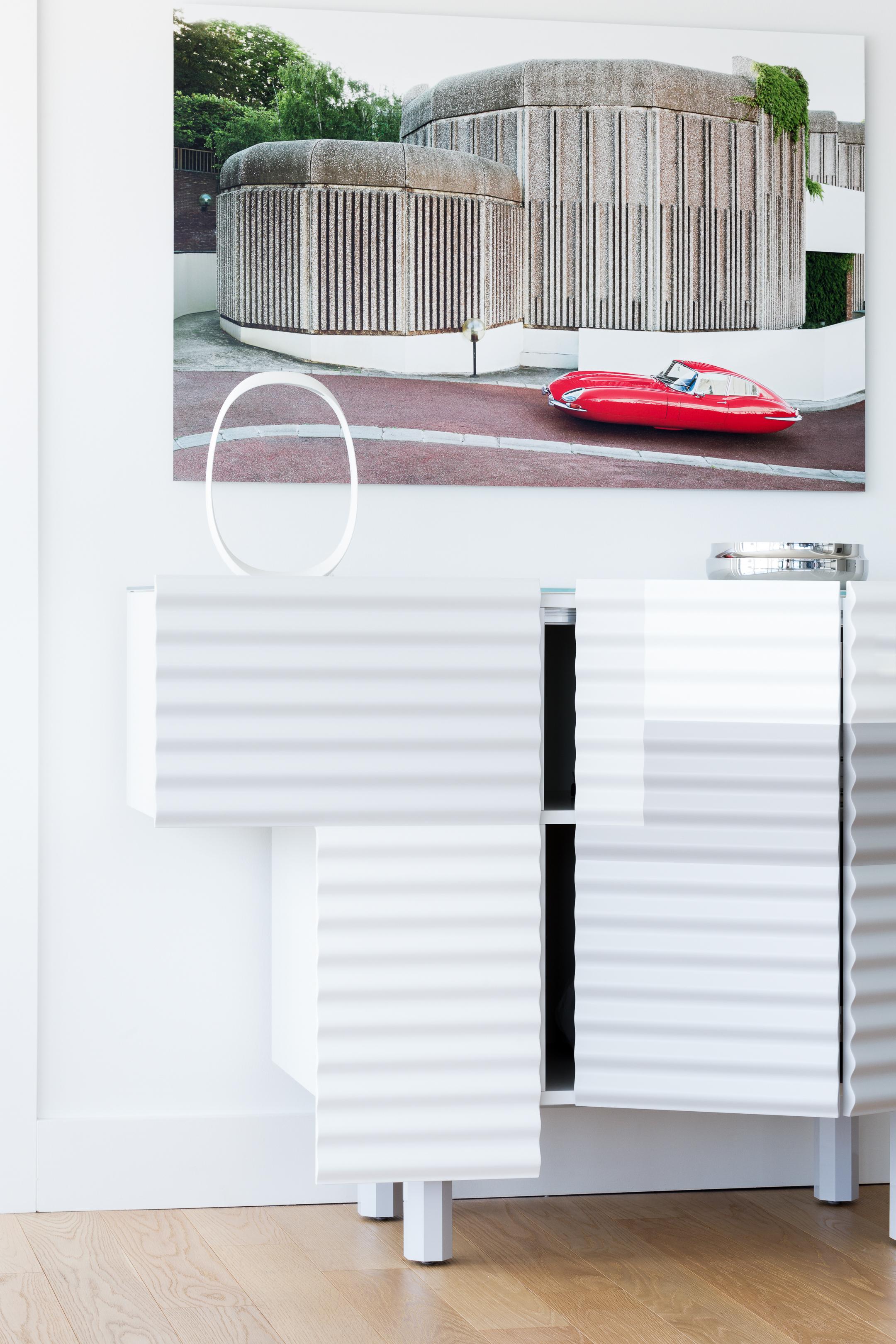 XXIe siècle et contemporain Buffet laqué gris et blanc à portes pliantes « Winter Shanty » de Doshi Levien en vente