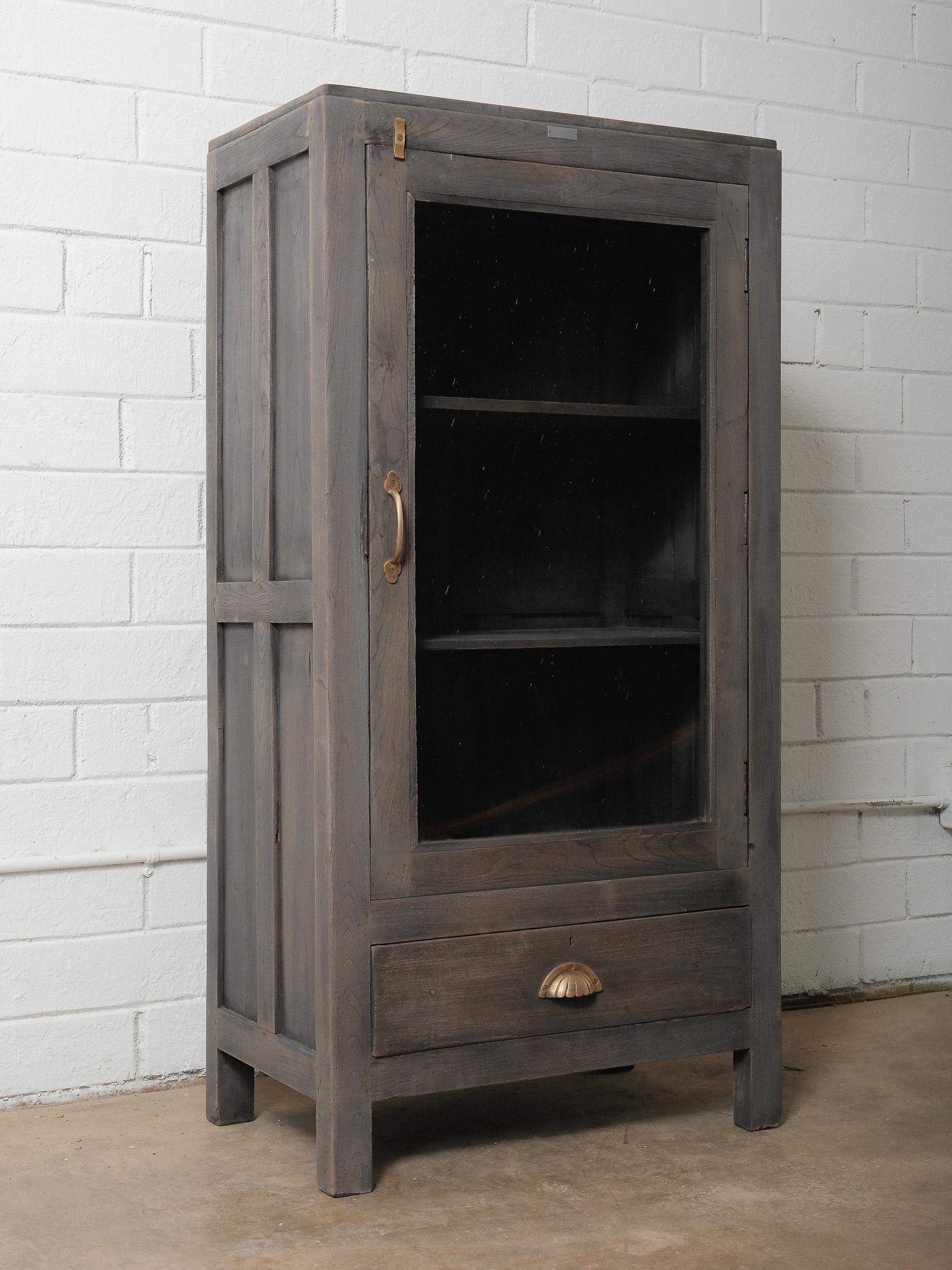 Rustique Vitrine à tiroir en bois gris avec façade en verre en vente