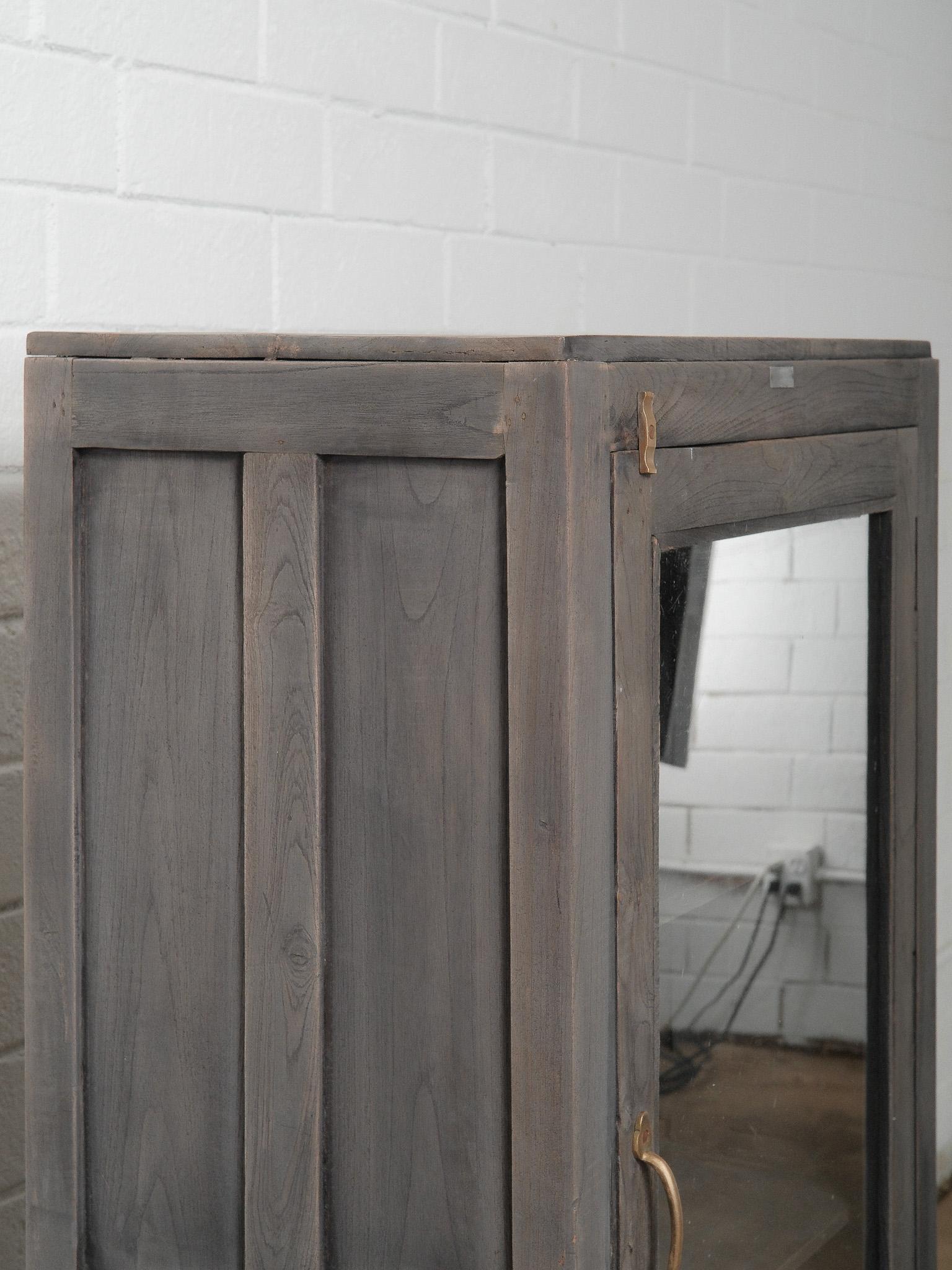 Indien Vitrine à tiroir en bois gris avec façade en verre en vente