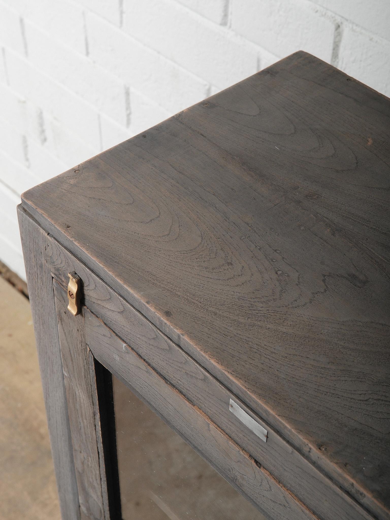 Vitrine à tiroir en bois gris avec façade en verre Bon état - En vente à High Point, NC