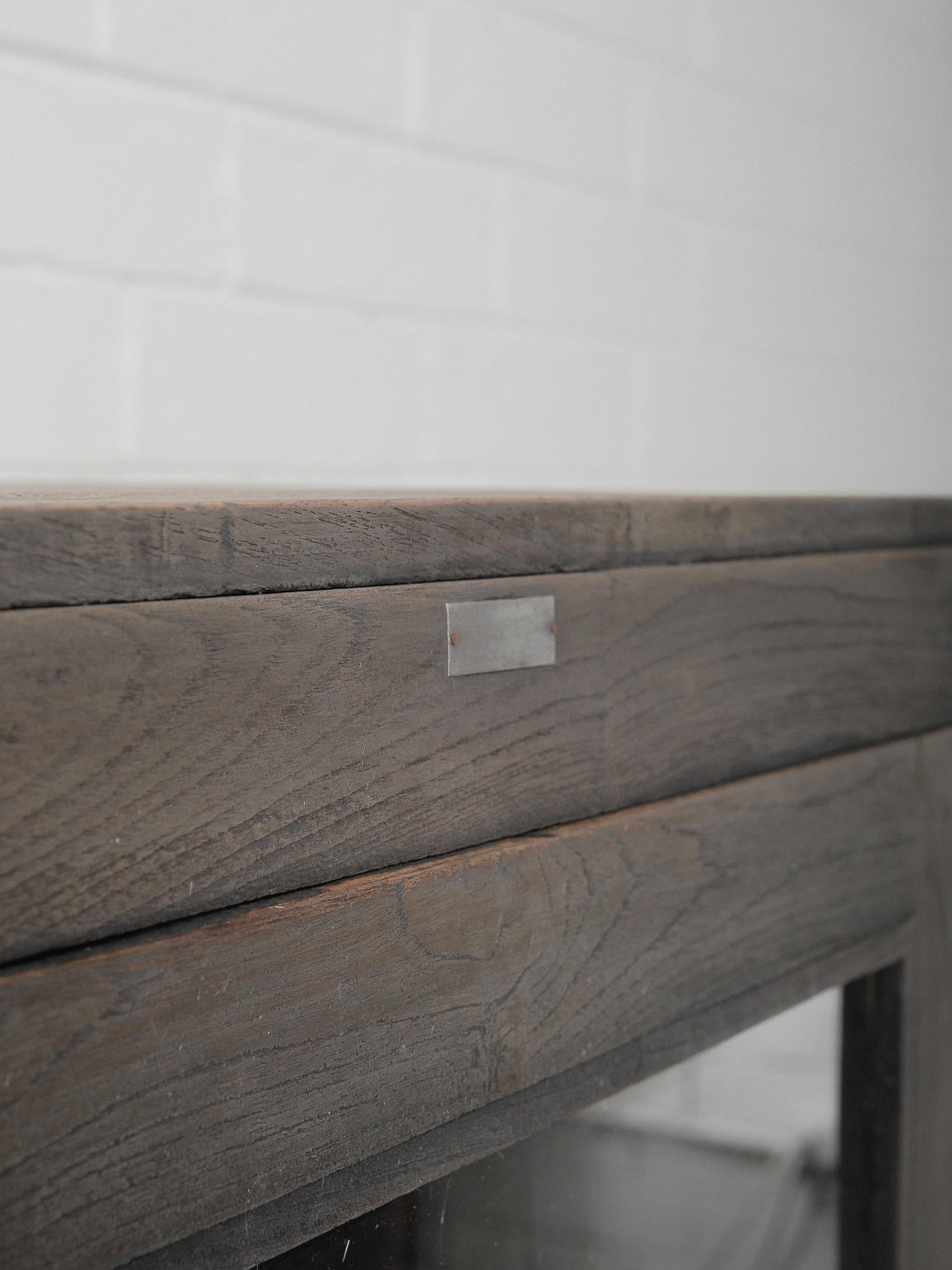 20ième siècle Vitrine à tiroir en bois gris avec façade en verre en vente