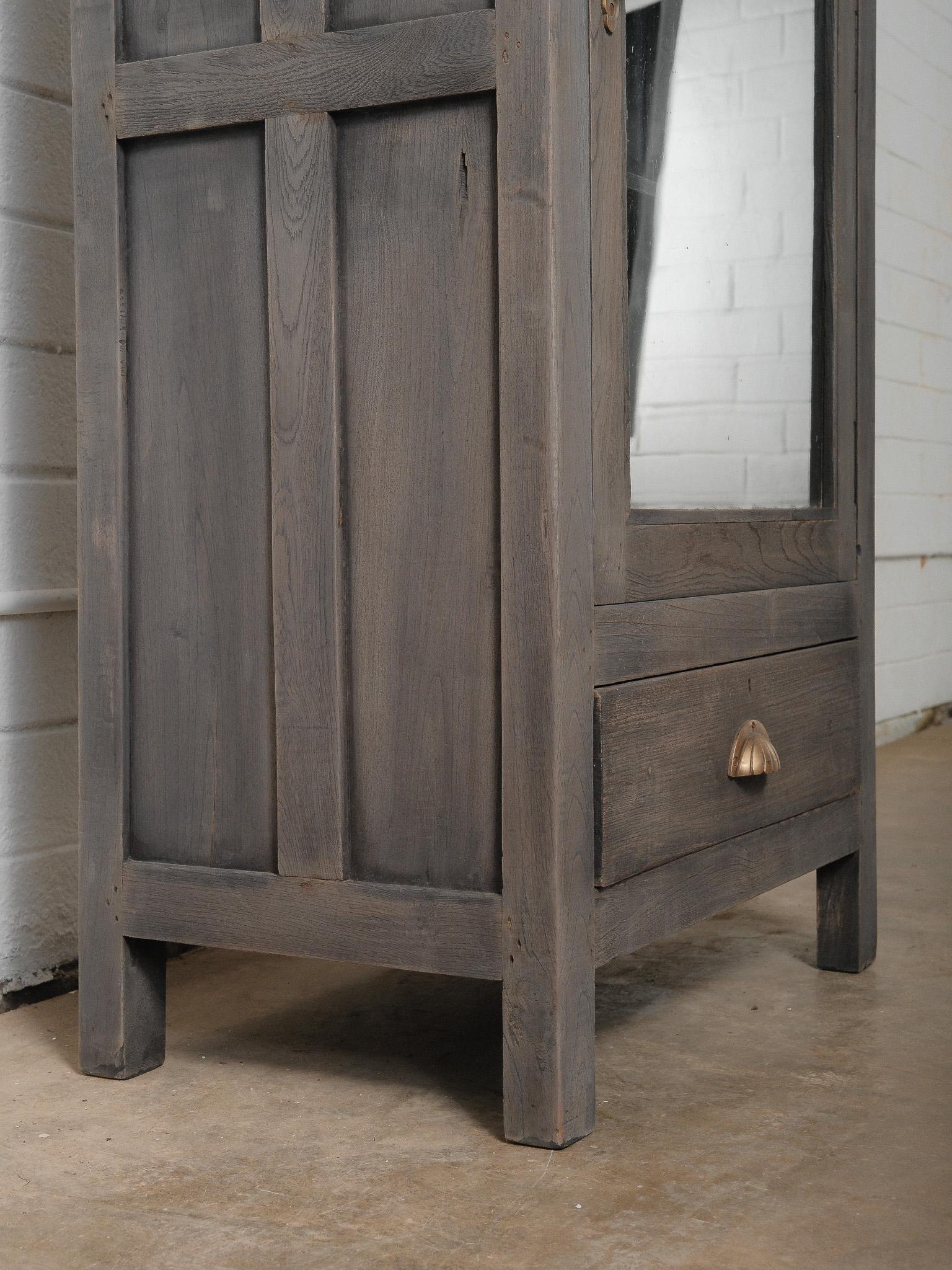 Laiton Vitrine à tiroir en bois gris avec façade en verre en vente