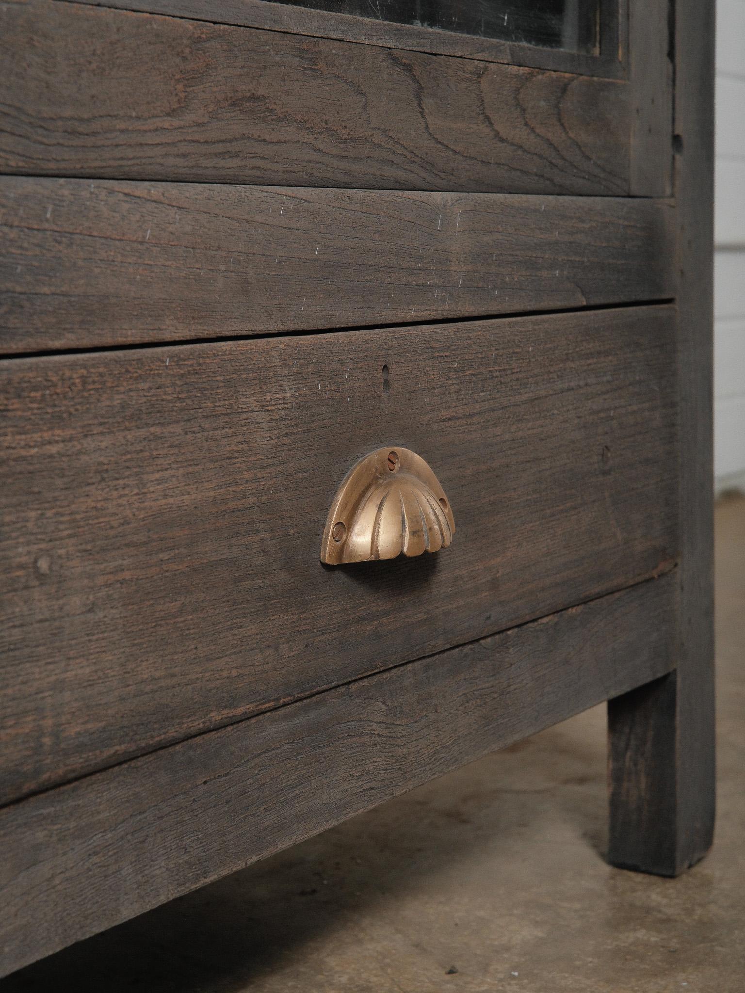 Vitrine à tiroir en bois gris avec façade en verre en vente 1