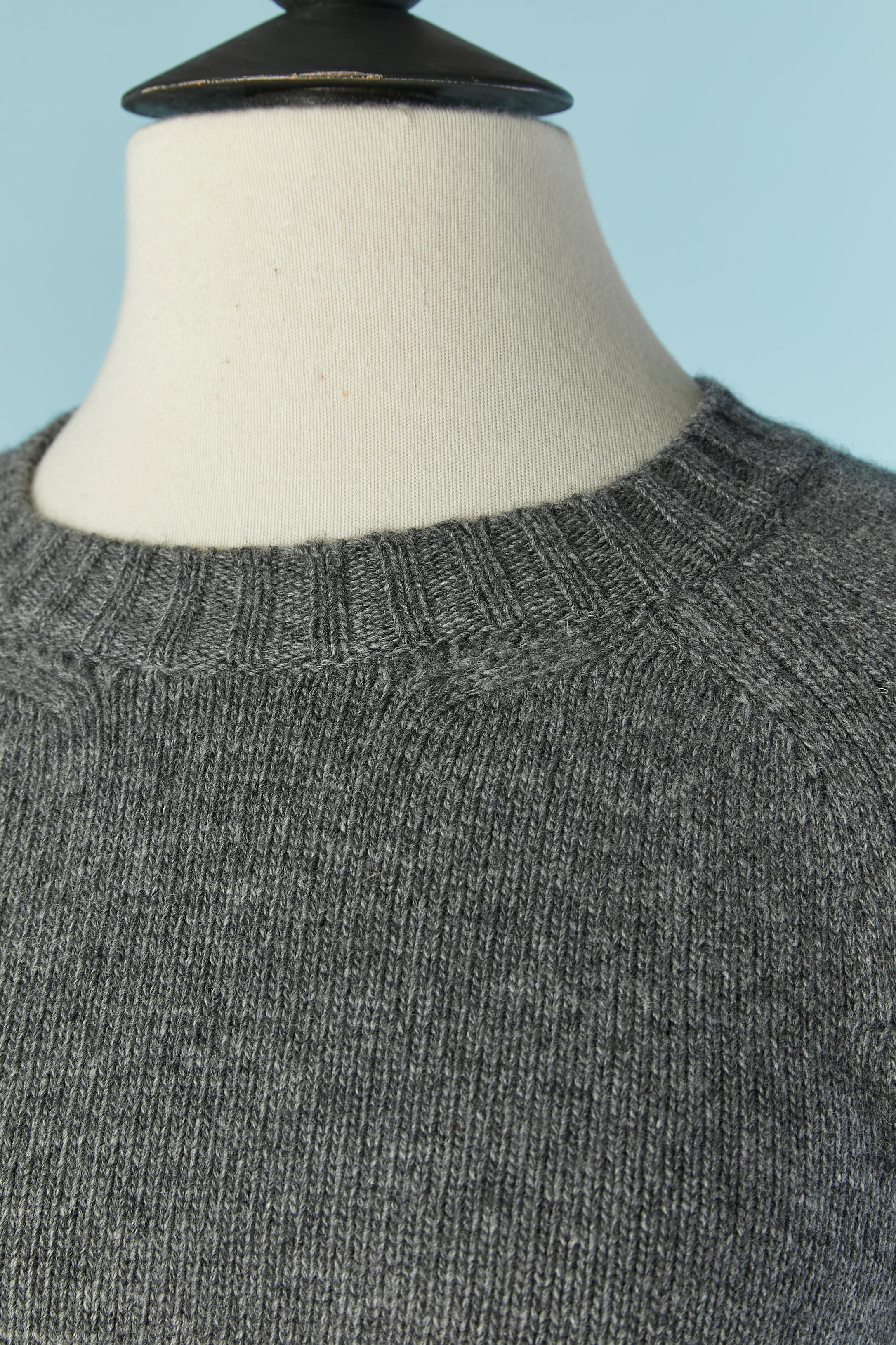 Grey wool (70%) and cashmere (30%) sweater with gros-grain belt on the side with a silver metal buckle. Split on the same side. 
SIZE 42 (It) 38 (Fr) M