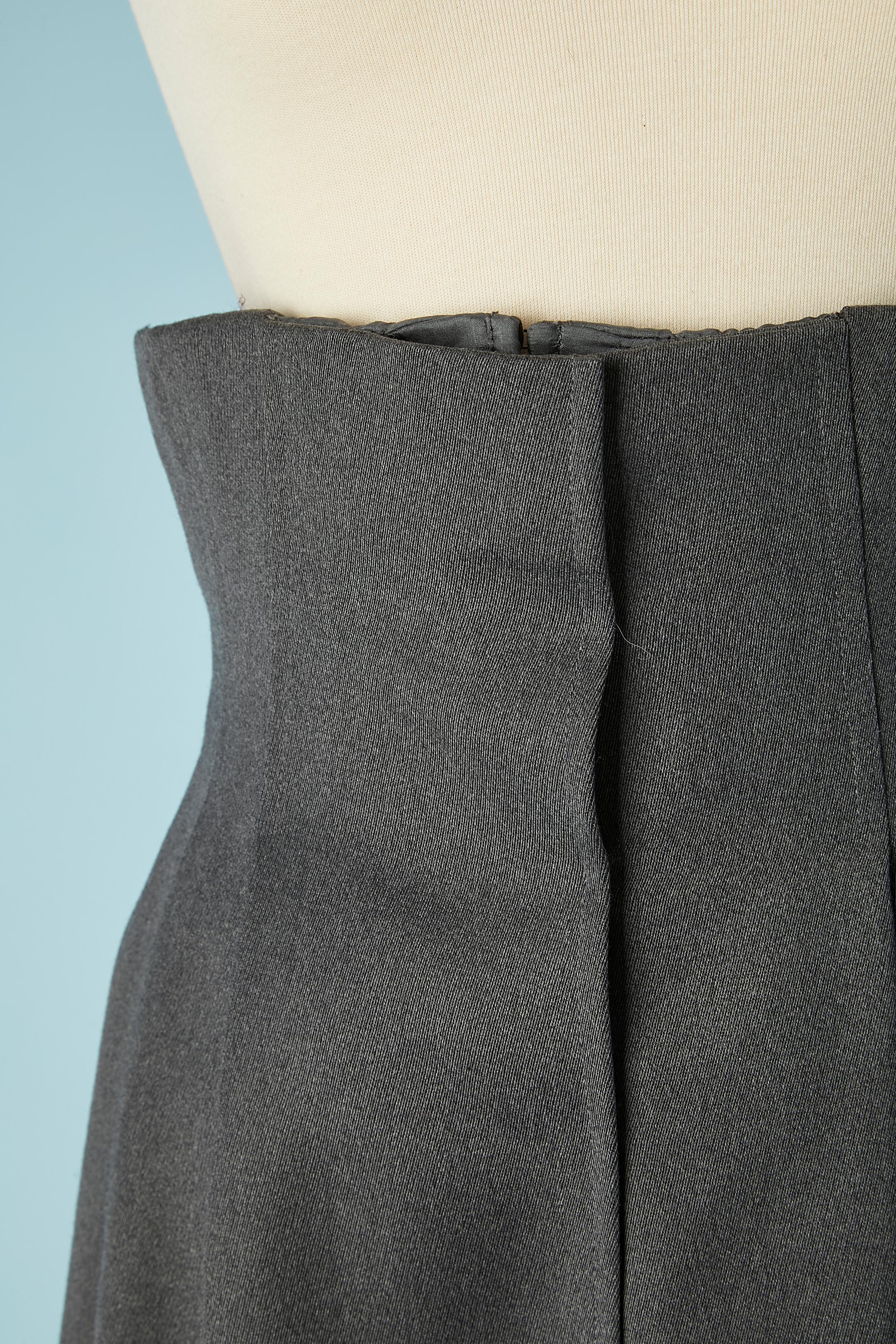 Grey wool high-waisted trouser. Waist boned corset lining  close with zip . Zip hook&eye and snaps in the middle front. Pockets on both side.
Size M 