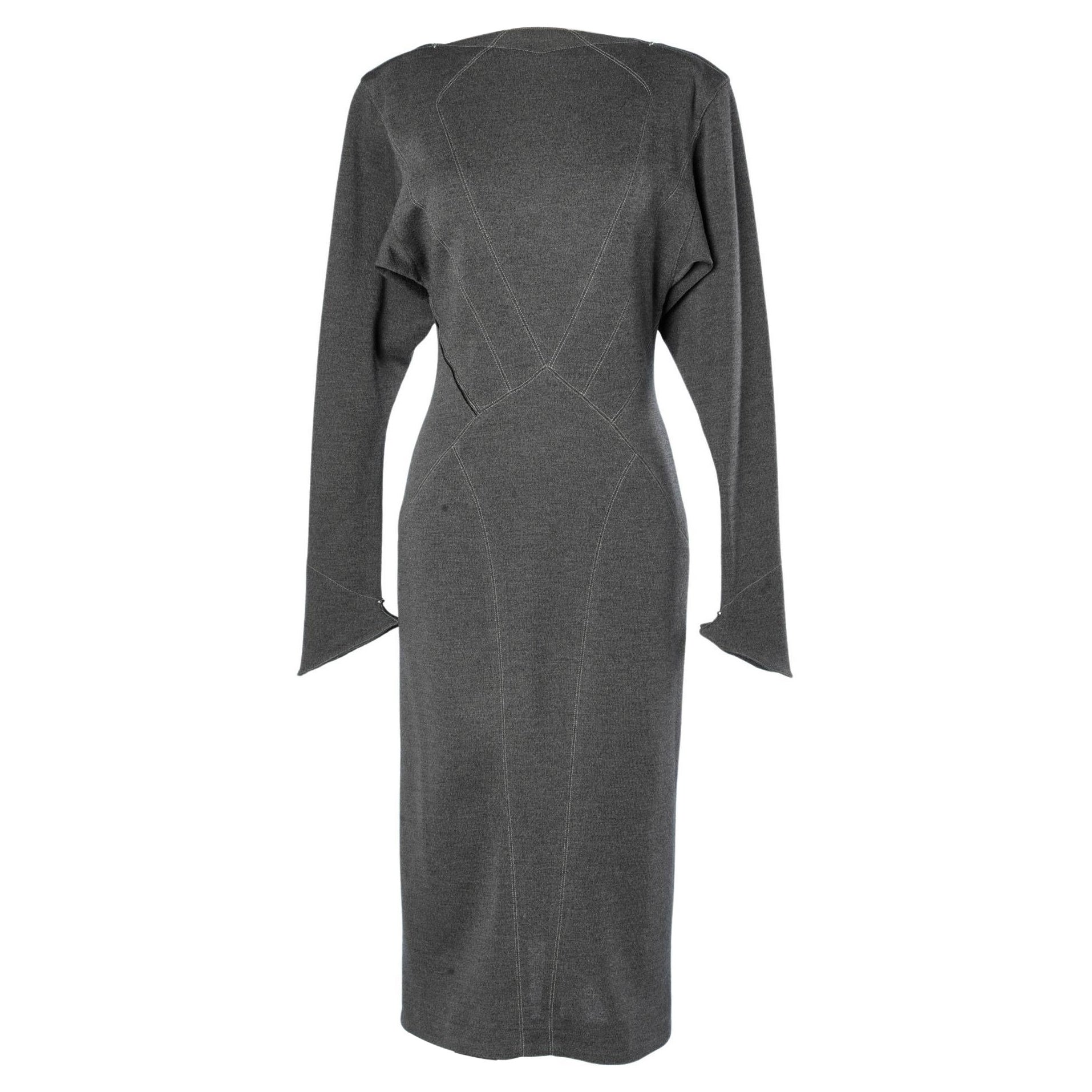 Robe en jersey de laine gris avec ouverture zippée AlaÏa en vente
