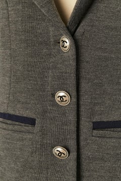 Giacca monopetto in jersey di lana grigia con bordino blu navy Chanel
