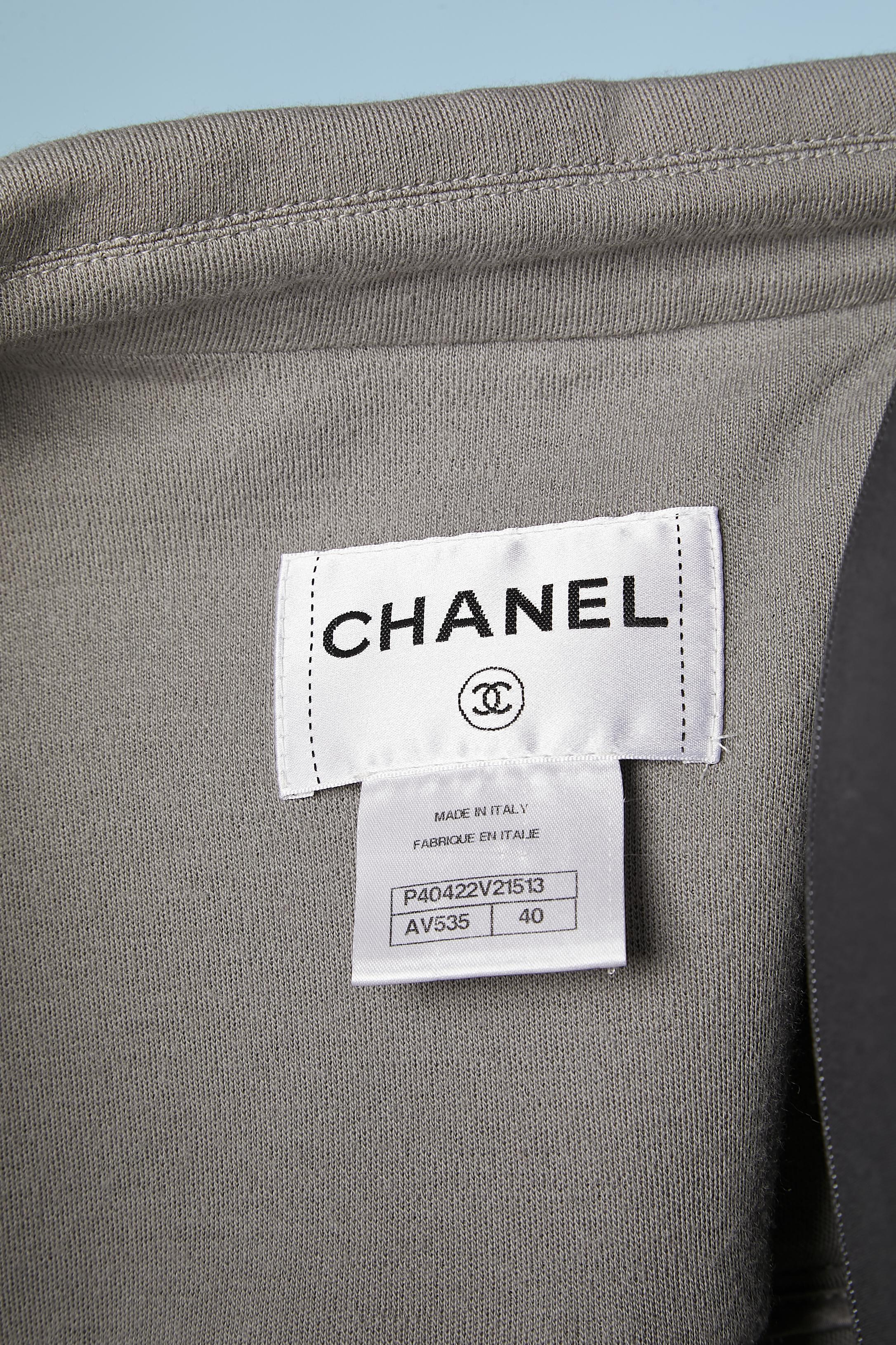 Grauer Trenchcoat aus Wolljersey von Chanel  im Angebot 4
